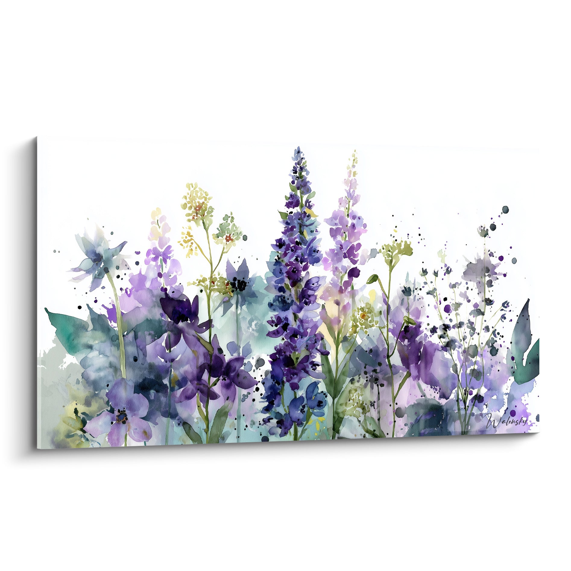 Lupins violets et lavande peints à l'aquarelle sur fond blanc, éclats d'encre noire dispersés