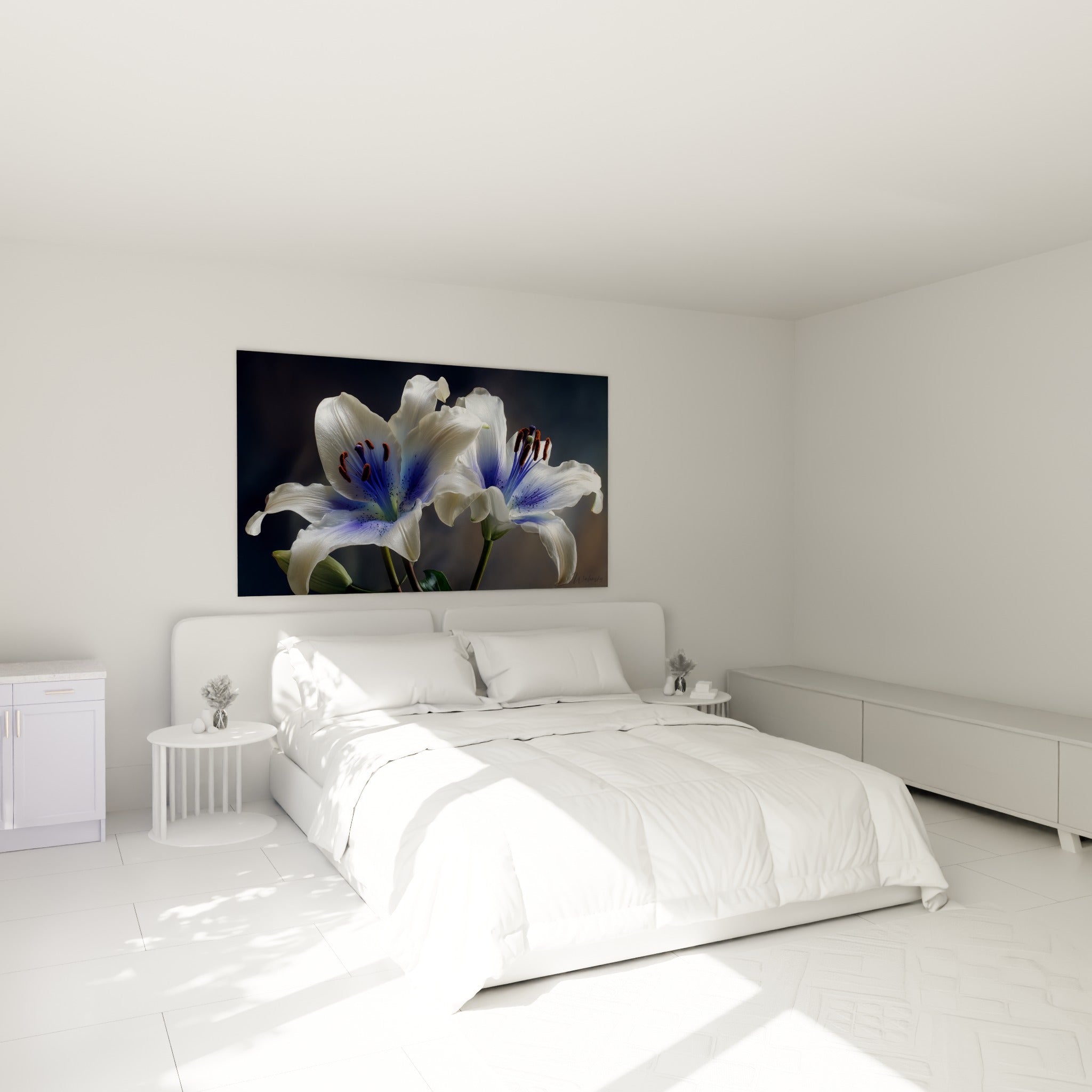 Fleurs de lys blanches veinées de bleu indigo accrochées au-dessus d'un lit dans une chambre claire