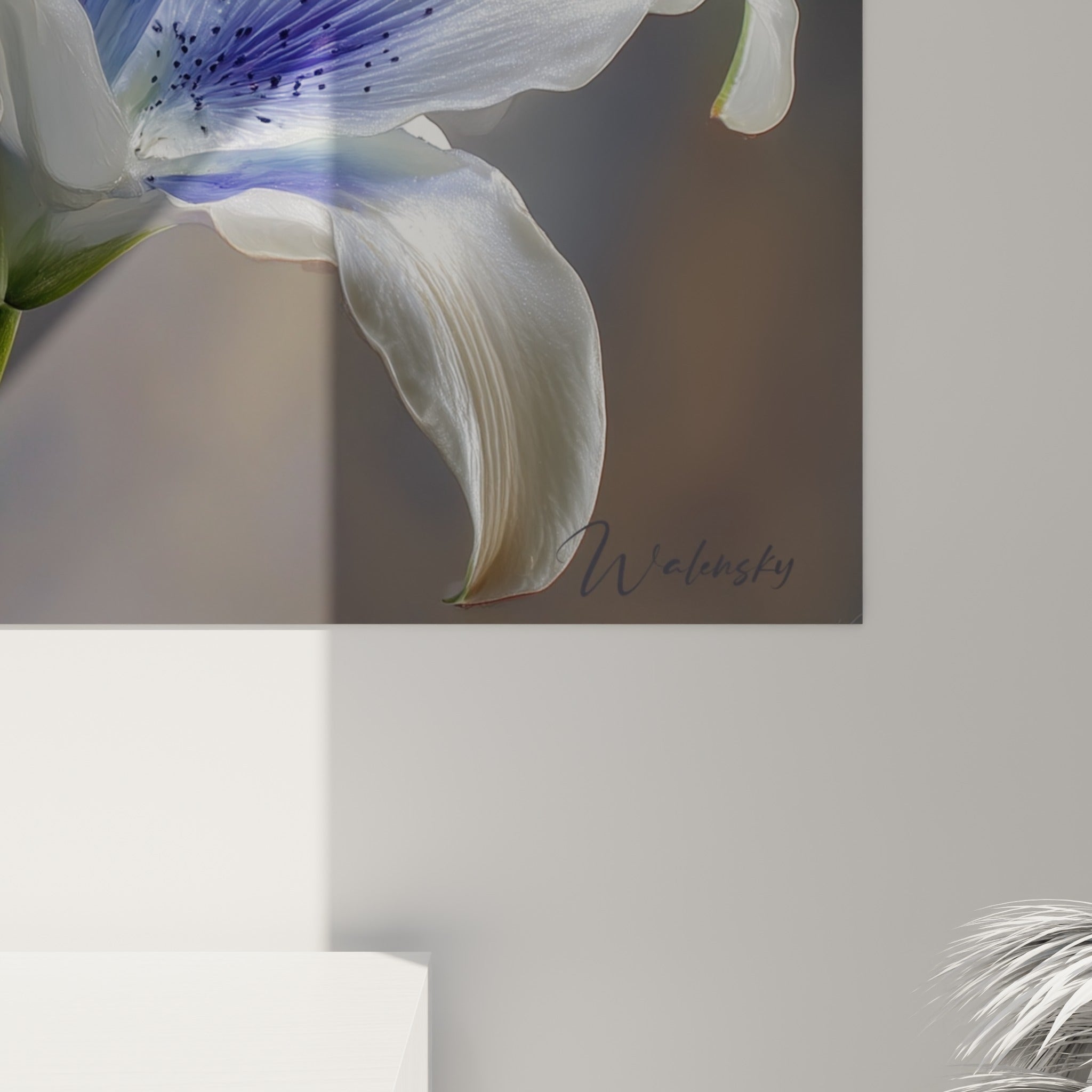 Détail du grain de l'impression révélant les nervures bleu indigo et le blanc satiné des pétales de lys