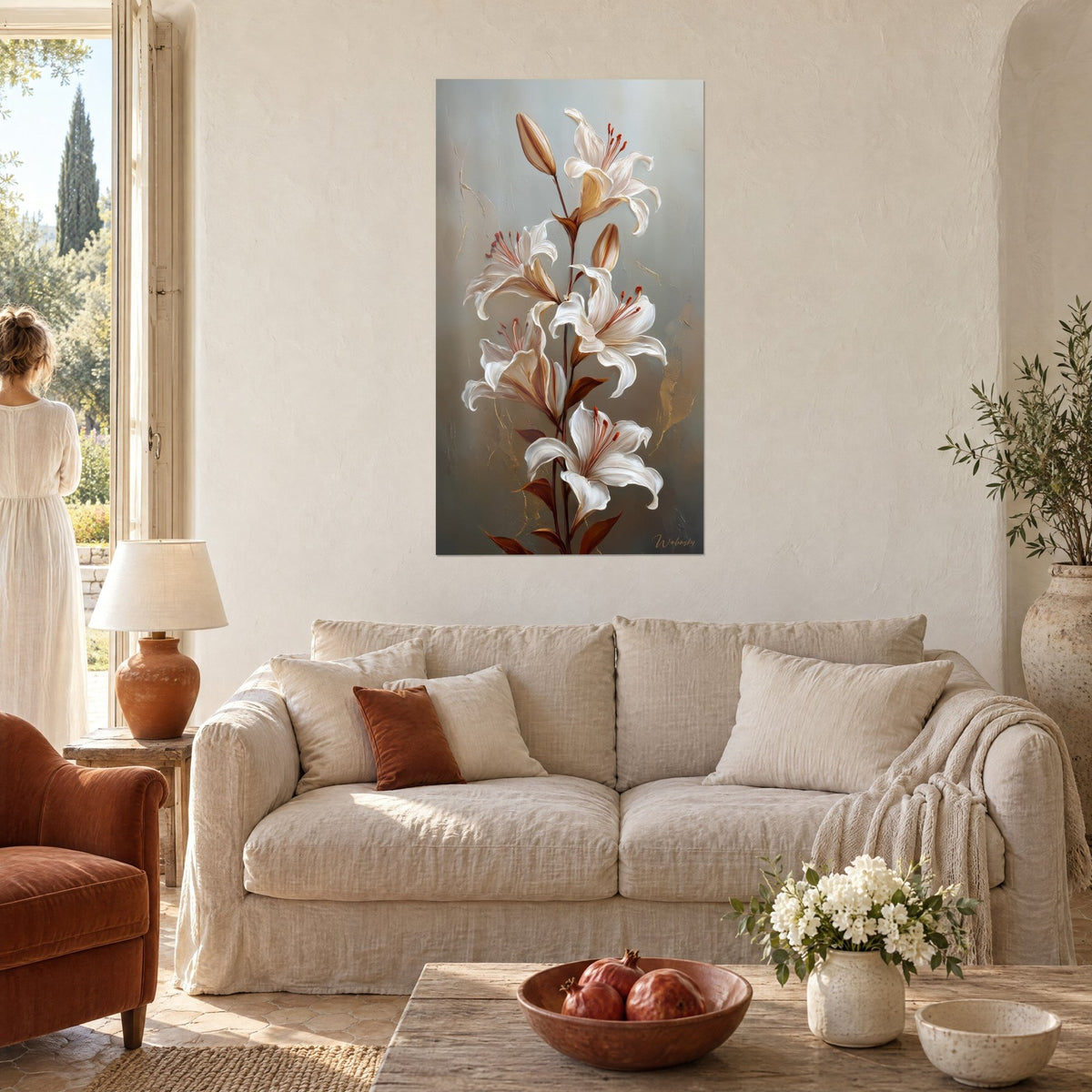 Gemälde weiße Lilien mit elfenbeinfarbenen, gewellten Blütenblättern und rostroten Staubgefäßen auf perlgrauem, goldschimmerndem Grund, über einem Sofa in einem hellen Wohnzimmer