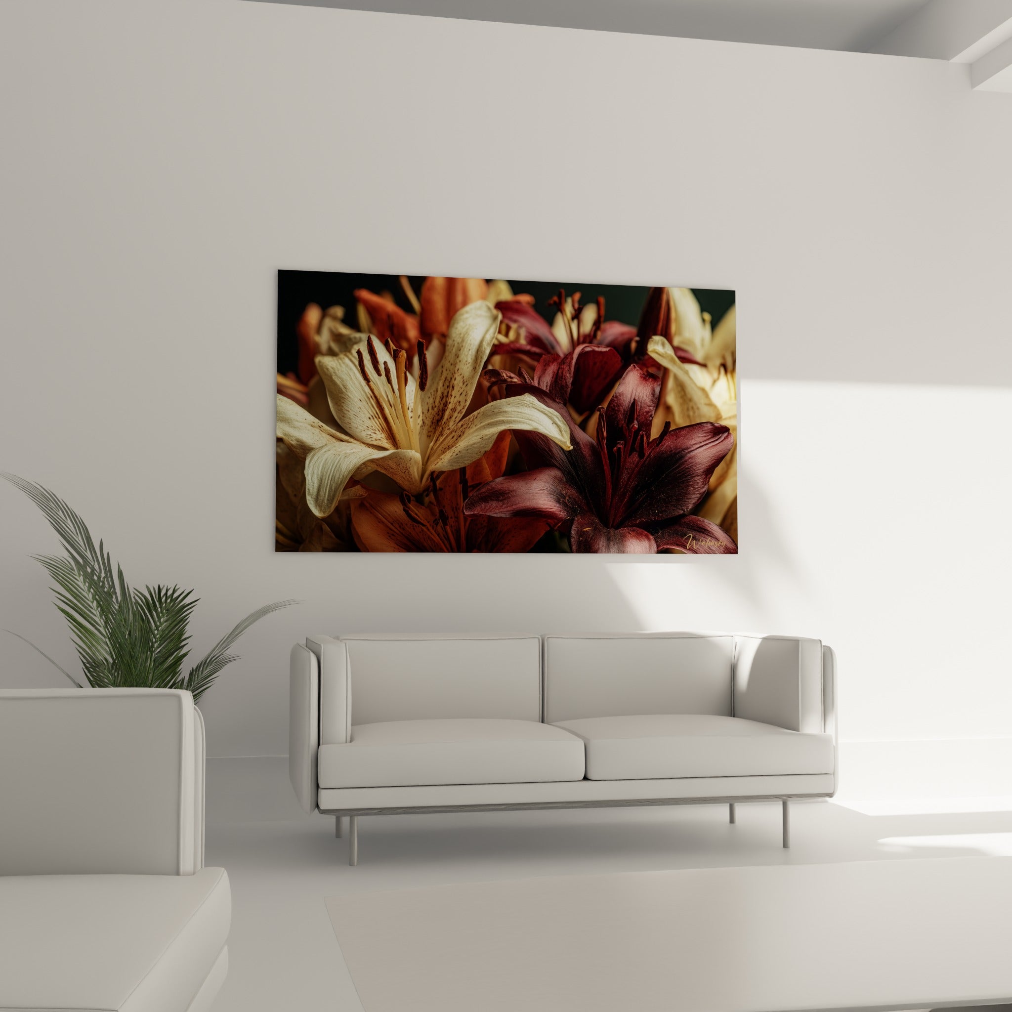 Fleurs de lys ocre et bordeaux profond installées au-dessus d'un canapé dans un salon lumineux