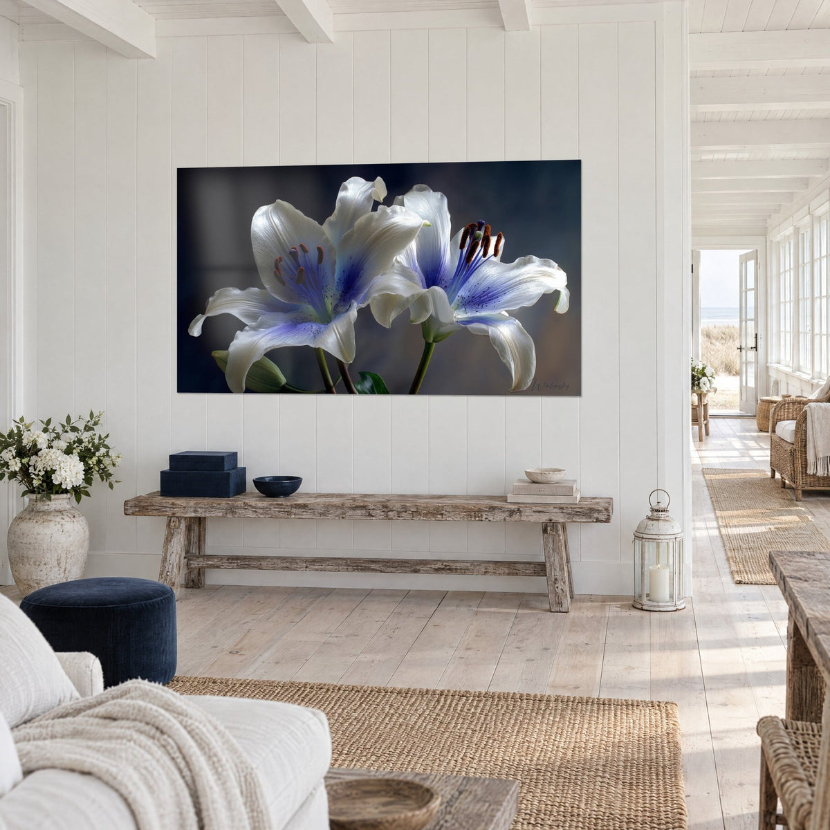 Schilderij parelmoerkleurige lelies, ivoorkleurige bloemblaadjes met blauwe strepen, roodbruin stuifmeel, tegen een witte houten plankenmuur, lichte gang en rustieke bank