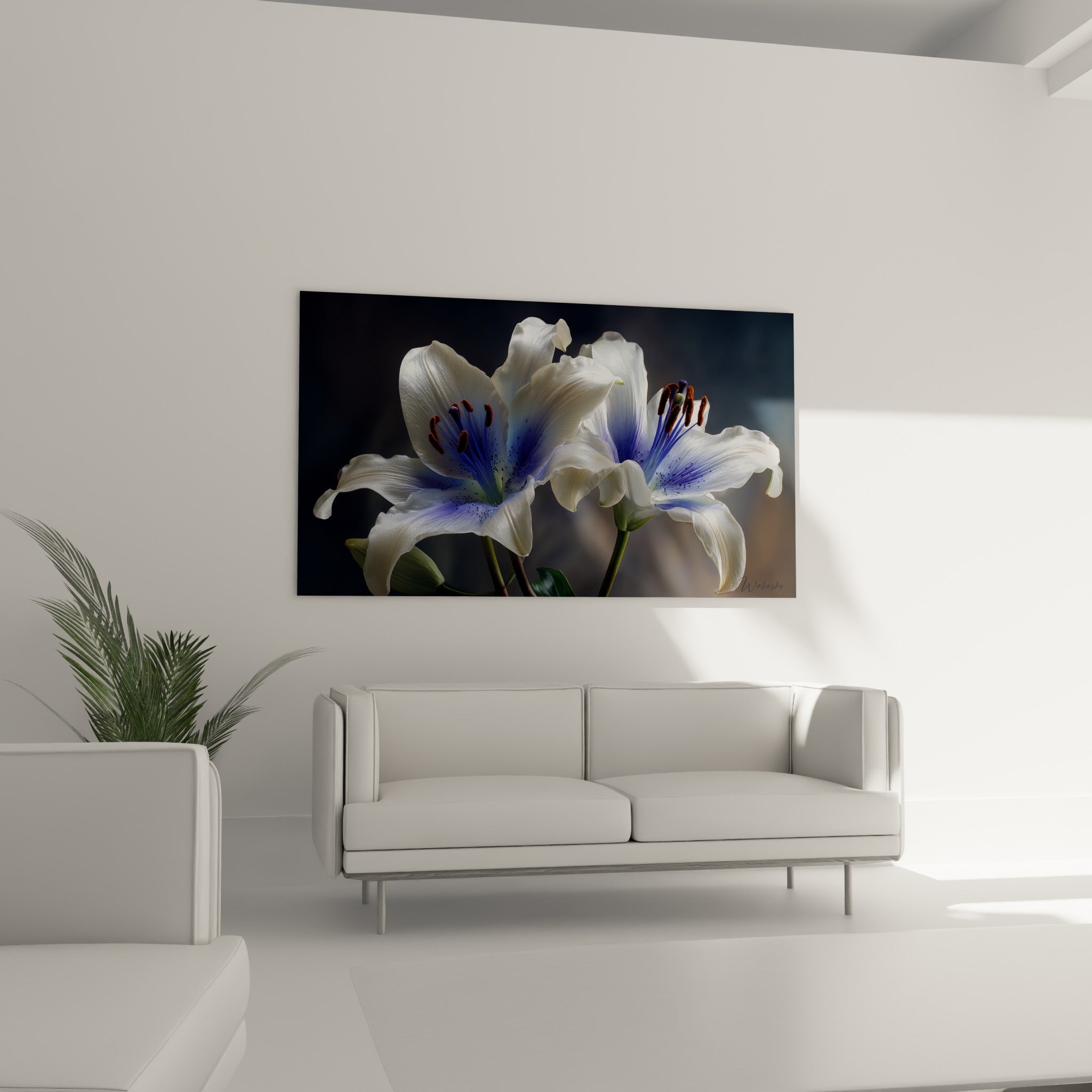 Corolles de lys blanc et bleu nuit suspendues au-dessus d'un canapé dans un salon lumineux