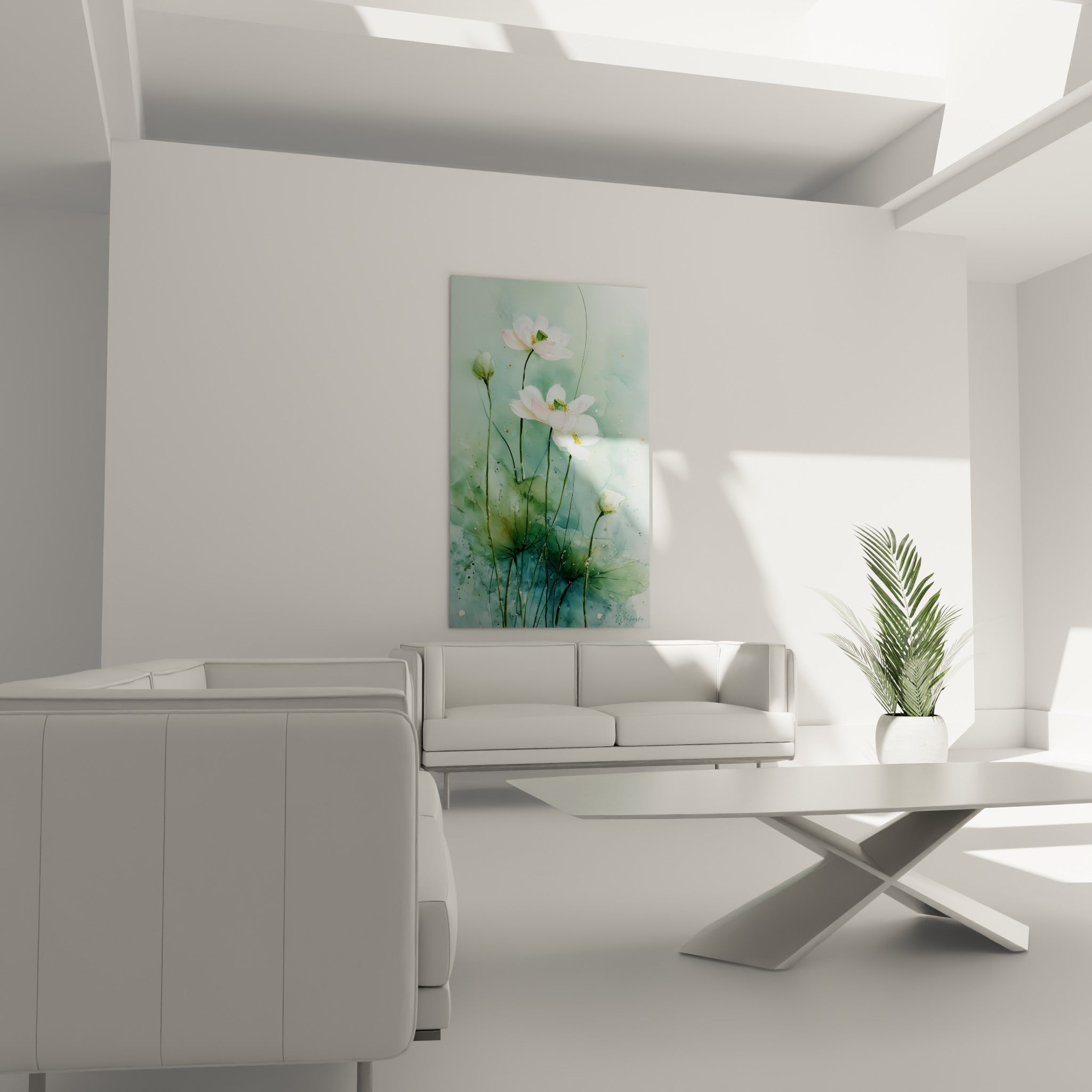 Composition florale vert sauge et blanche accrochée au-dessus d'un canapé dans un salon lumineux