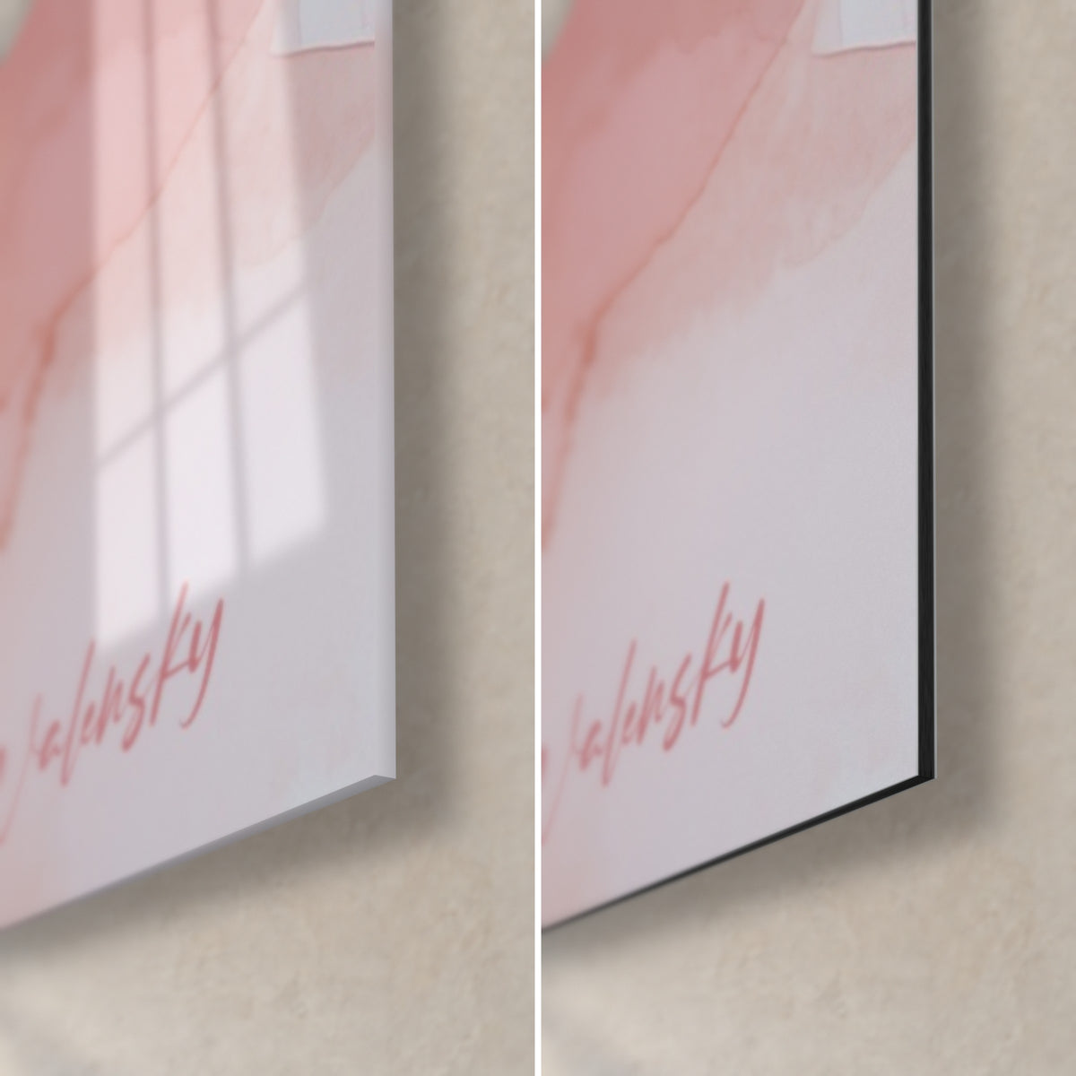 Schilderij met lichtroze klaprozen en goudaccenten, rechteronderhoek: glanzend acrylglas met reflecties links, mat zwart Dibond rechts, 3 mm rand