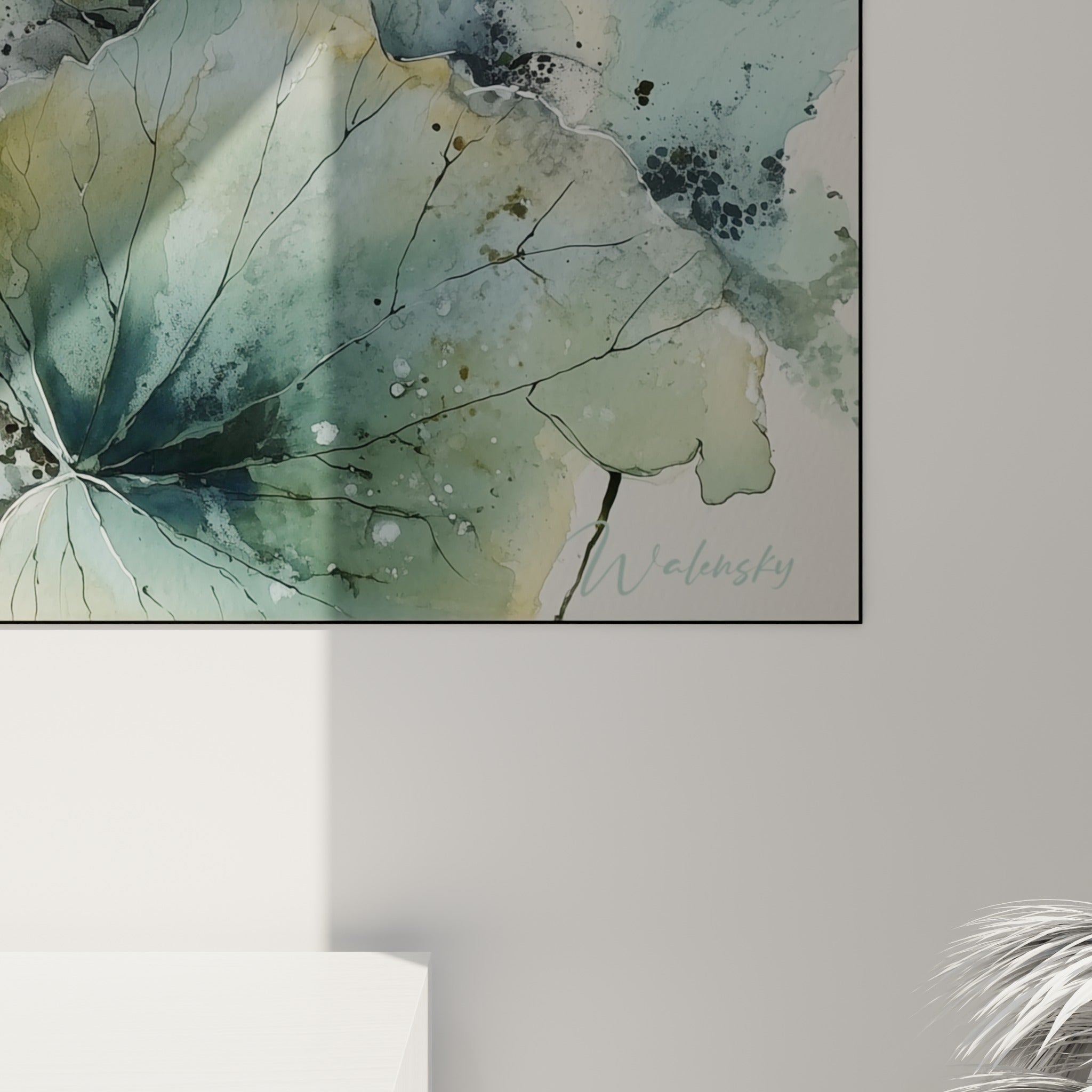 Détail des nervures vert sauge et coulures anthracite d'un lotus, grain aquarelle visible sur la toile