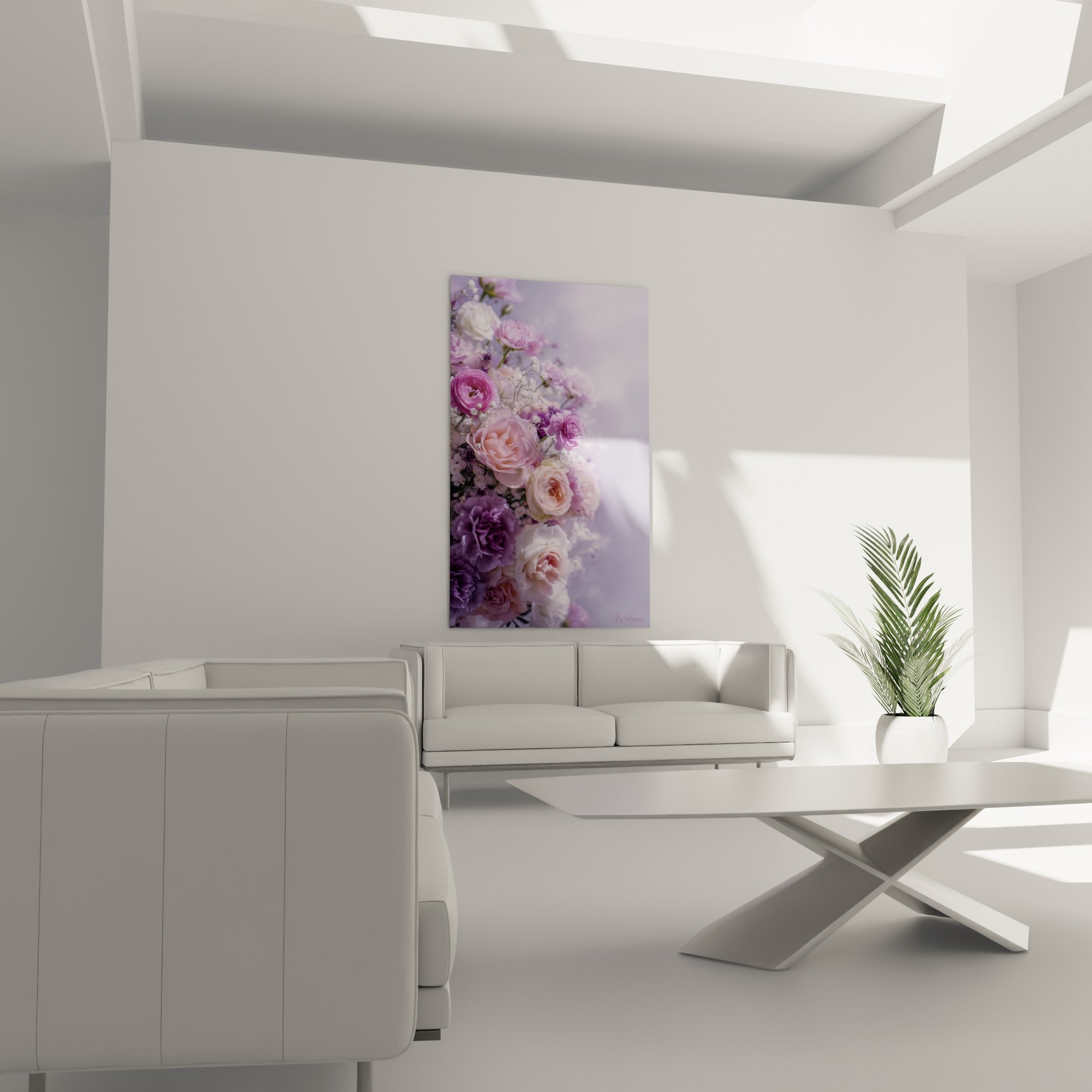 Composition florale rose pâle et violette suspendue au-dessus d'un canapé dans un salon lumineux