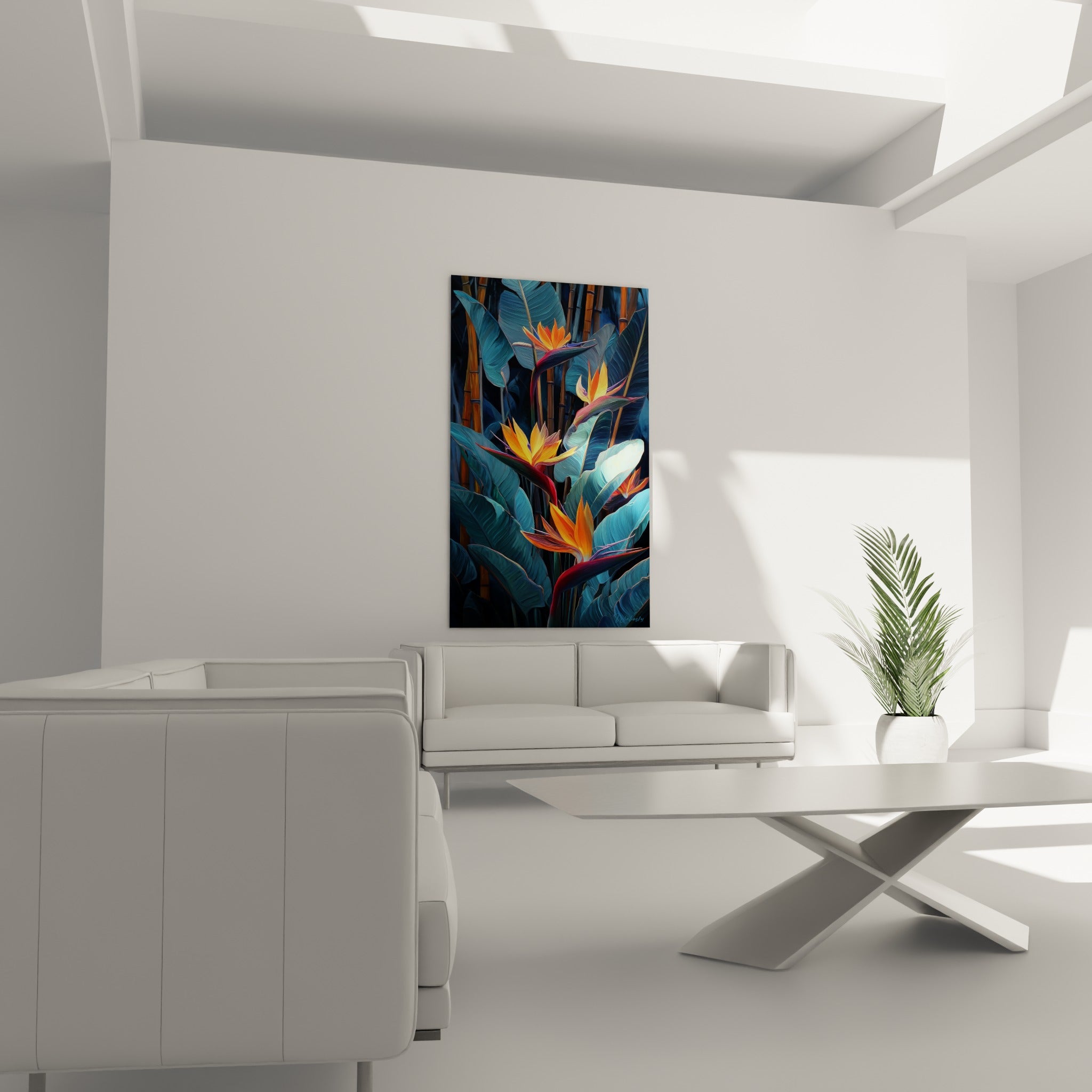 Tiges bordeaux et fleurs orange d'un oiseau de paradis accrochées au-dessus d'un canapé dans un salon lumineux