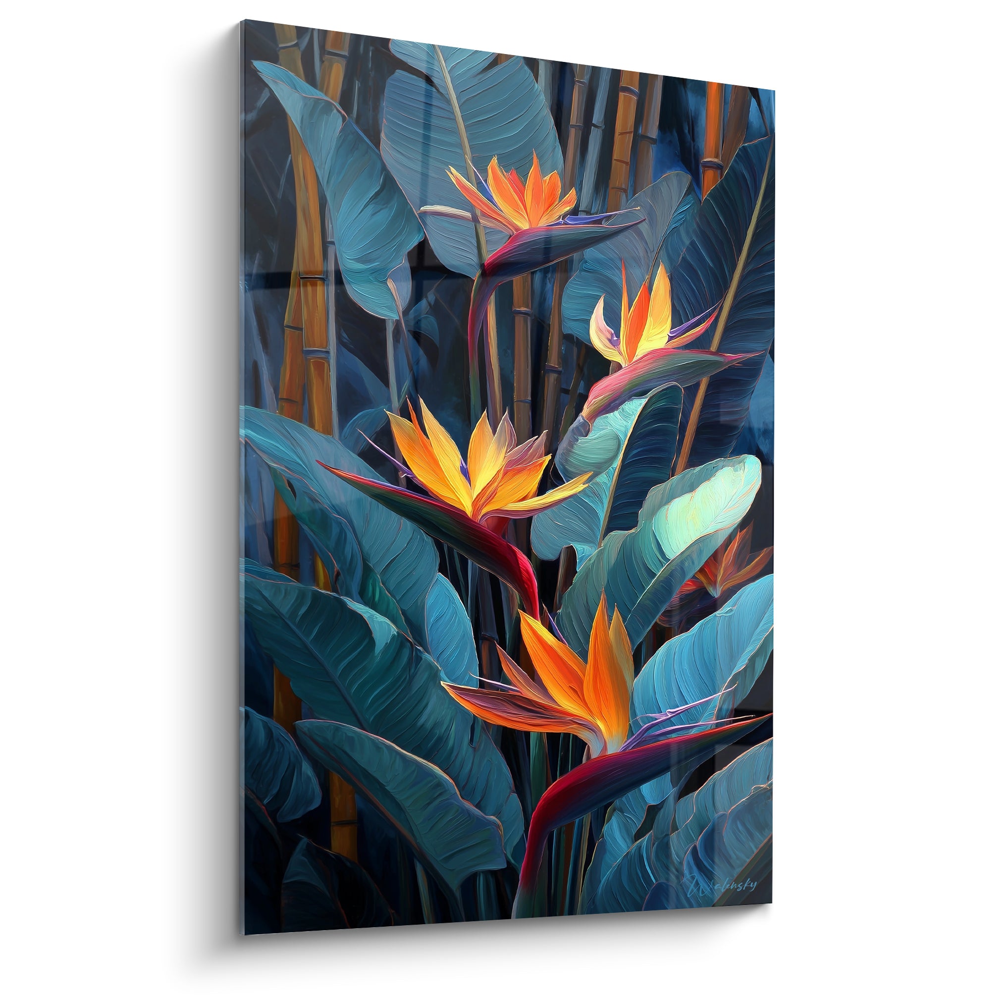 Fleurs d'oiseau de paradis orange vif entourées de feuillage bleu sarcelle et bambous dorés