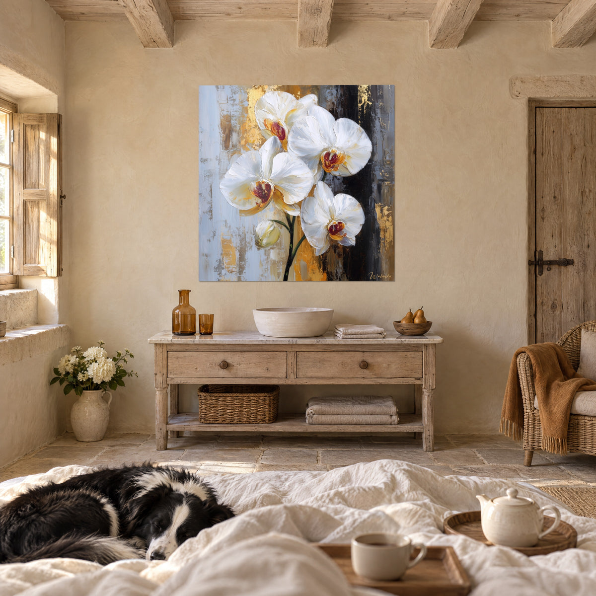 Schilderij ivoorkleurige orchideebloemen en lichtgroene knop, gouden accenten op grijs, boven een bed in een lichte slaapkamer