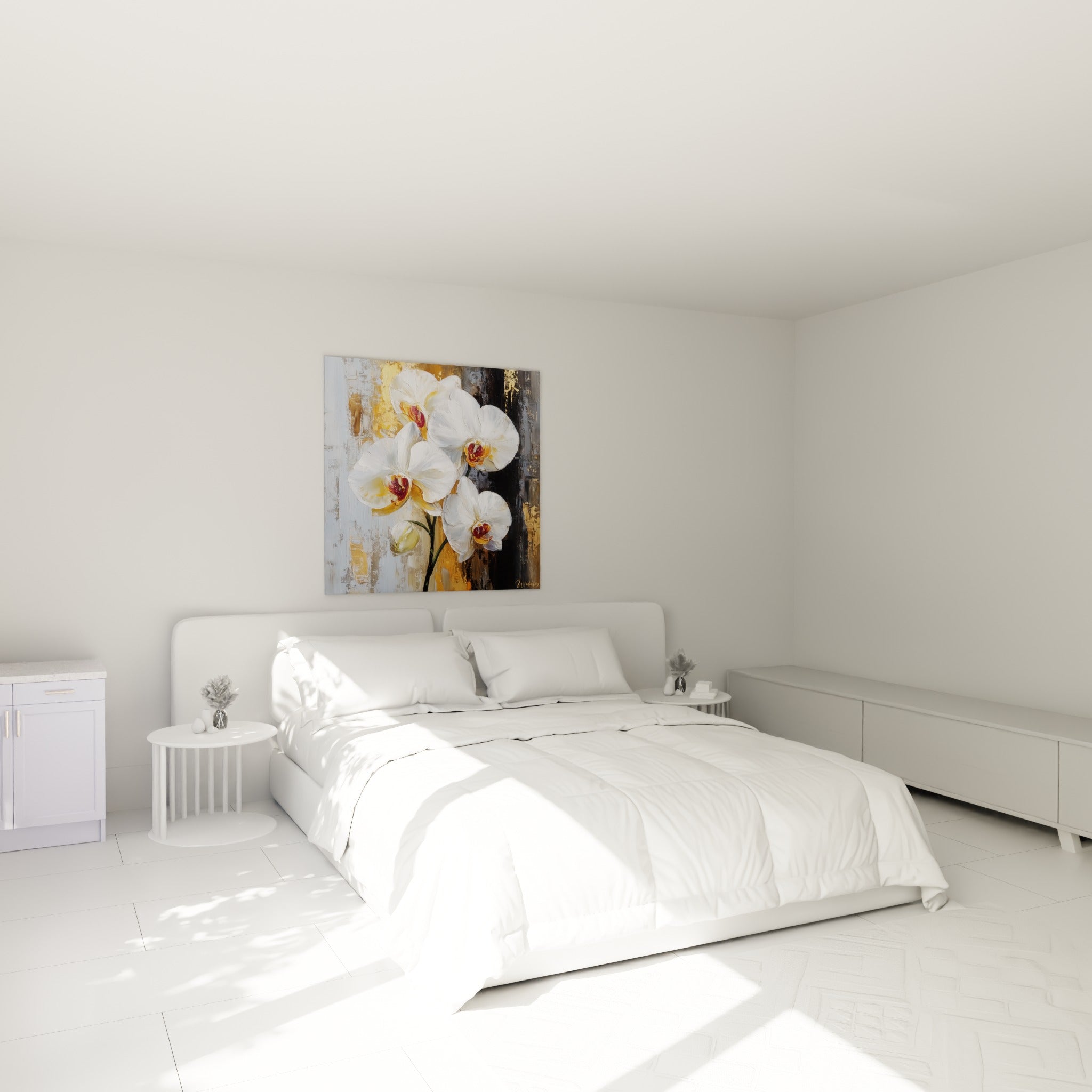 Branche d'orchidées blanches et dorées suspendue au-dessus d'un lit dans une chambre claire