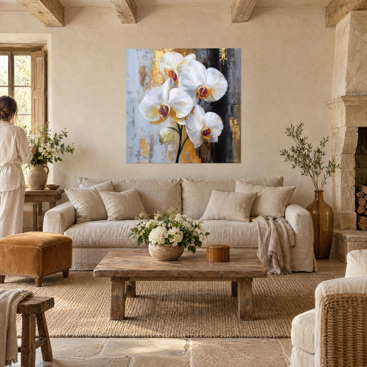 Schilderij witte orchideeën met bordeauxrode harten, blauwgrijze achtergrond met gouden strepen, boven een bank in een lichte woonkamer