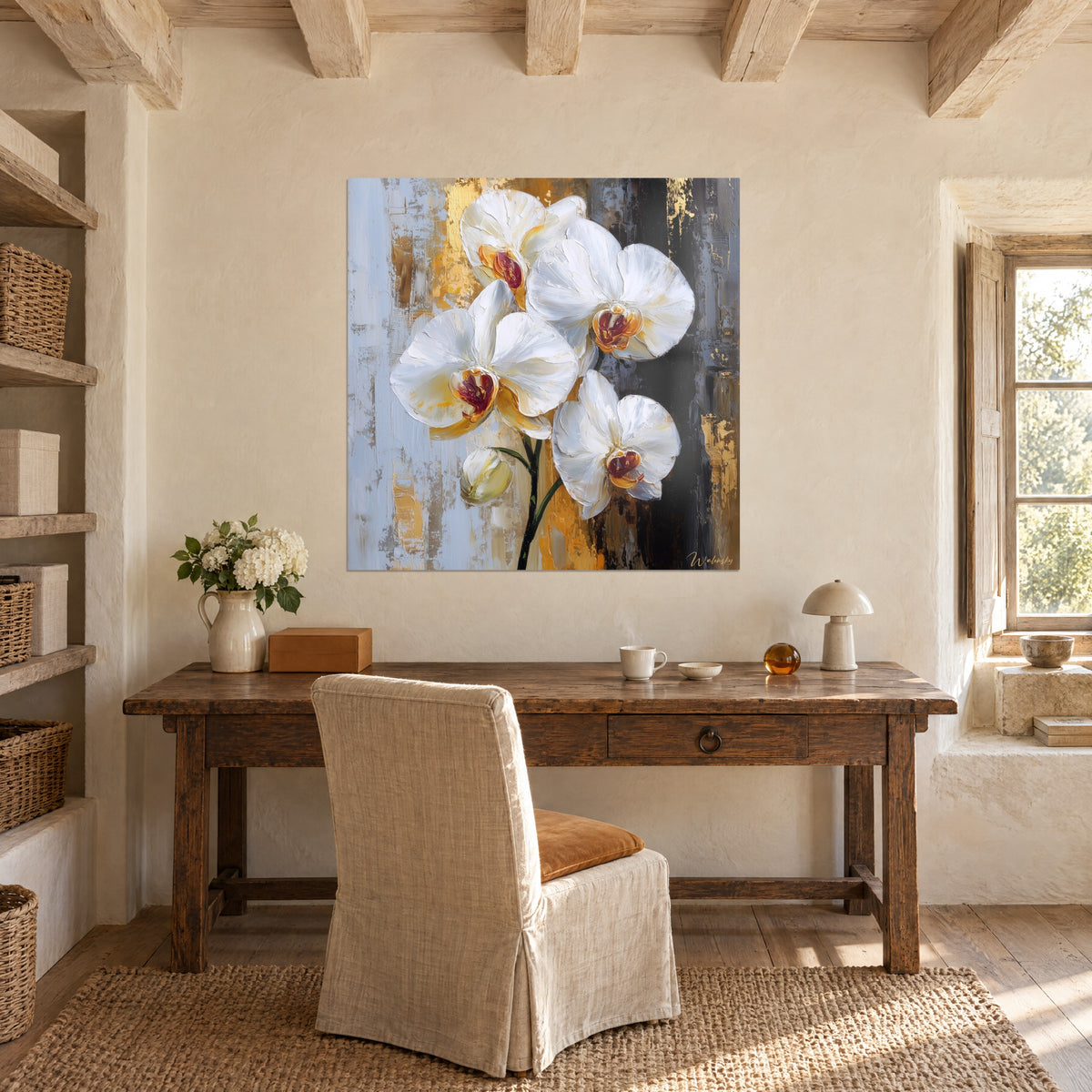 Schilderij orchideeëntak met penseel geschilderd, donkergroene stengels, witte bloemblaadjes, gouden druipsporen op zwart, boven een houten bureau
