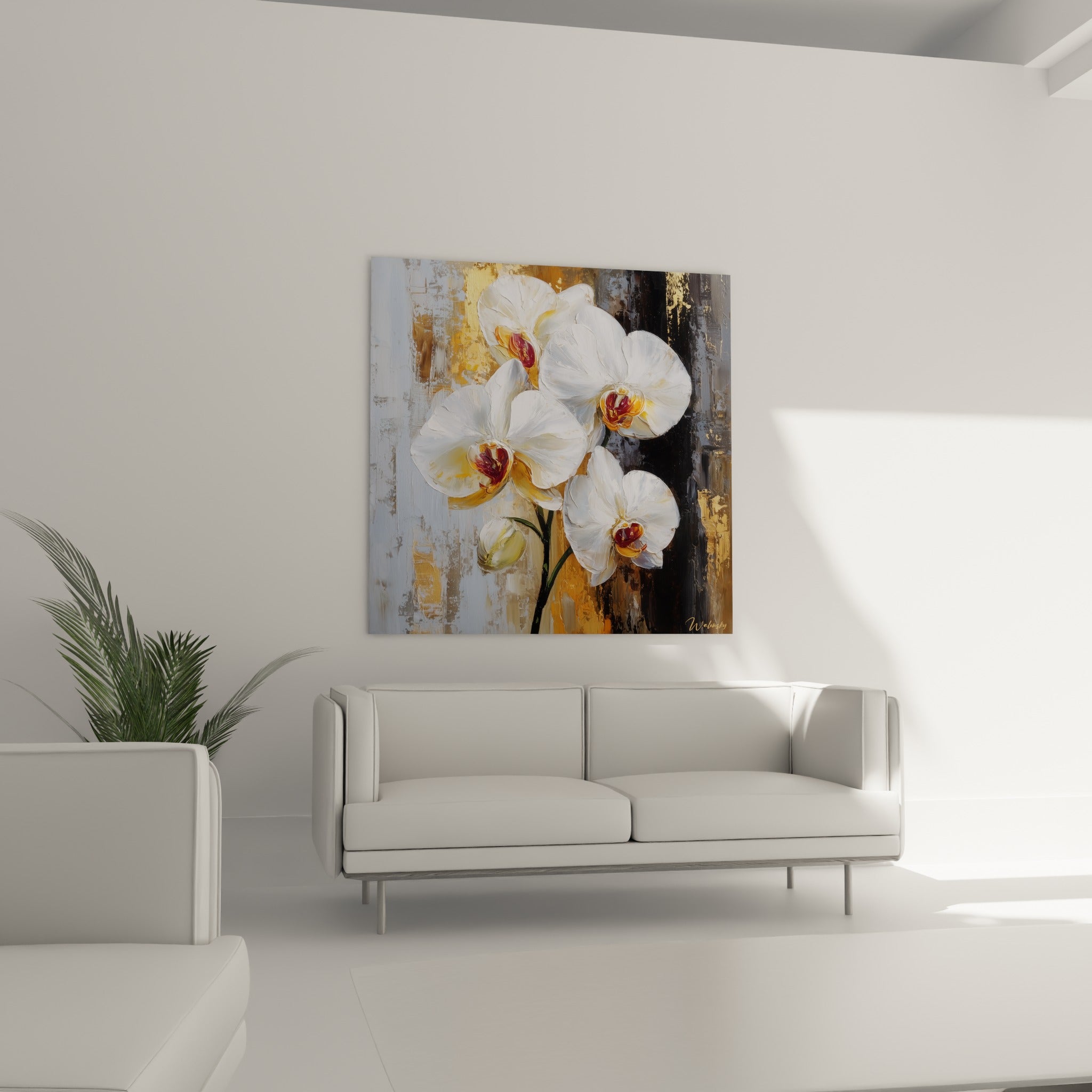 Fleurs d'orchidée blanches à cœur safran accrochées au-dessus d'un canapé dans un salon lumineux