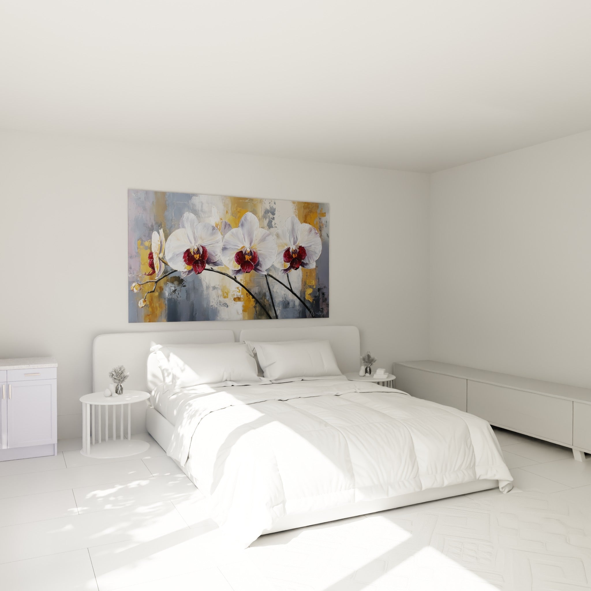 Branche d'orchidées blanches et pourpres suspendue au-dessus d'un lit dans une chambre claire