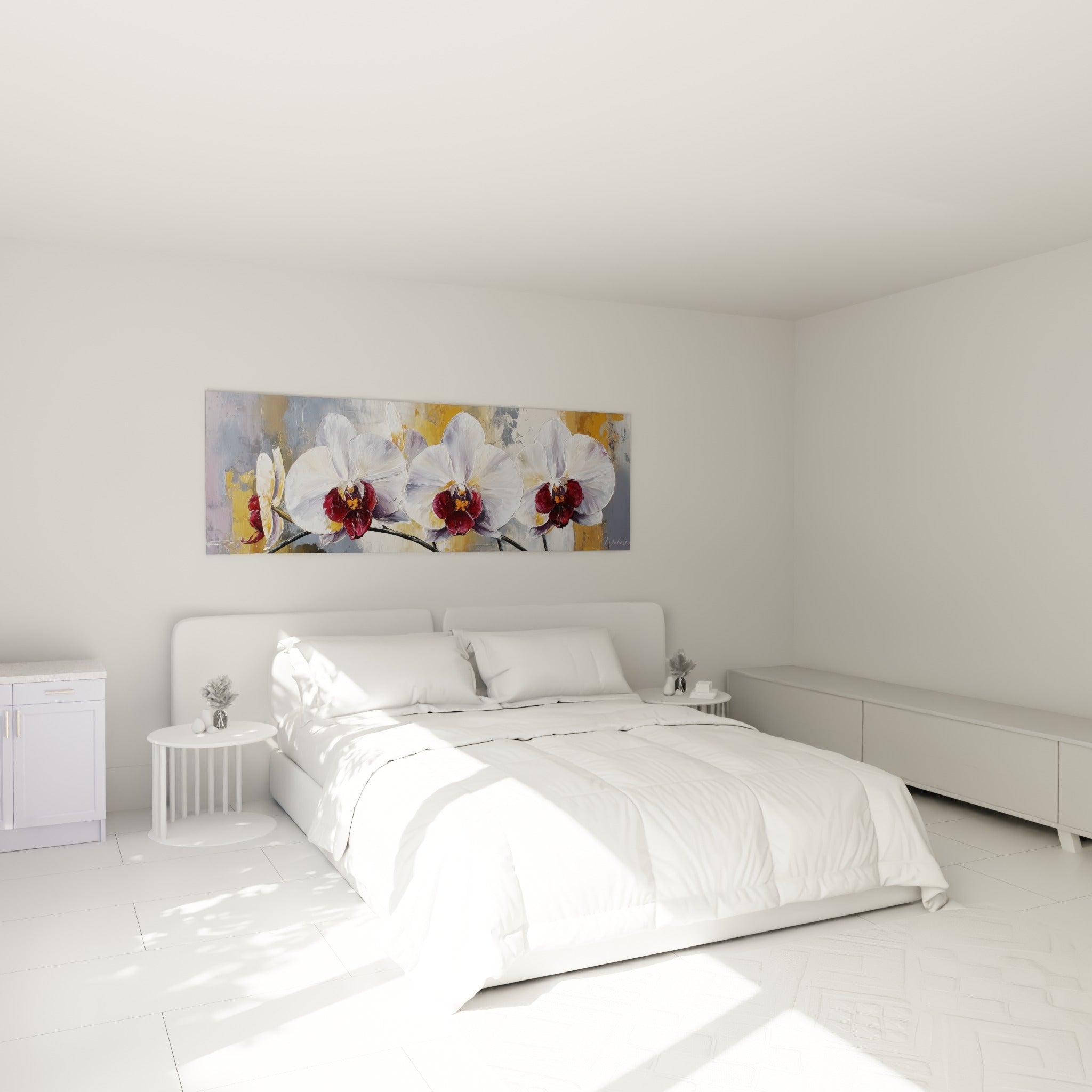 Fleurs blanches et bordeaux d'orchidées texturées, accrochées au-dessus d'un lit dans une chambre claire
