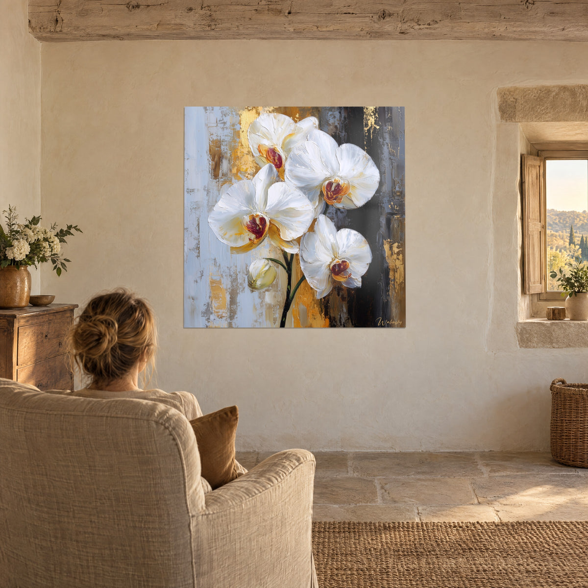 Schilderij levendige orchideeën met het palet mes geschilderd, parelwit en goudocker op lichtgrijze achtergrond, tegenover een fauteuil bij een raam