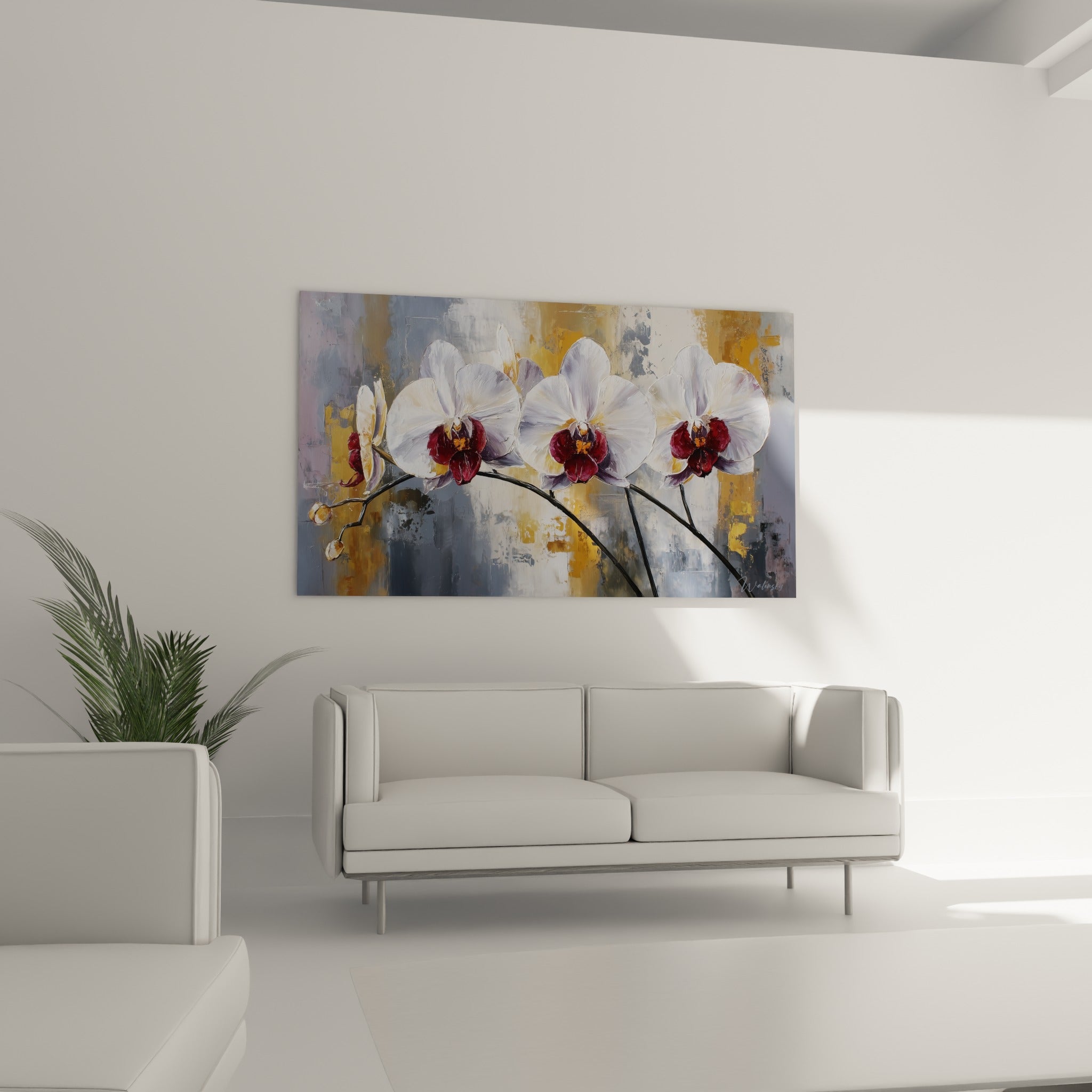 Fleurs d'orchidées blanches à cœur bordeaux accrochées au-dessus d'un canapé dans un salon lumineux
