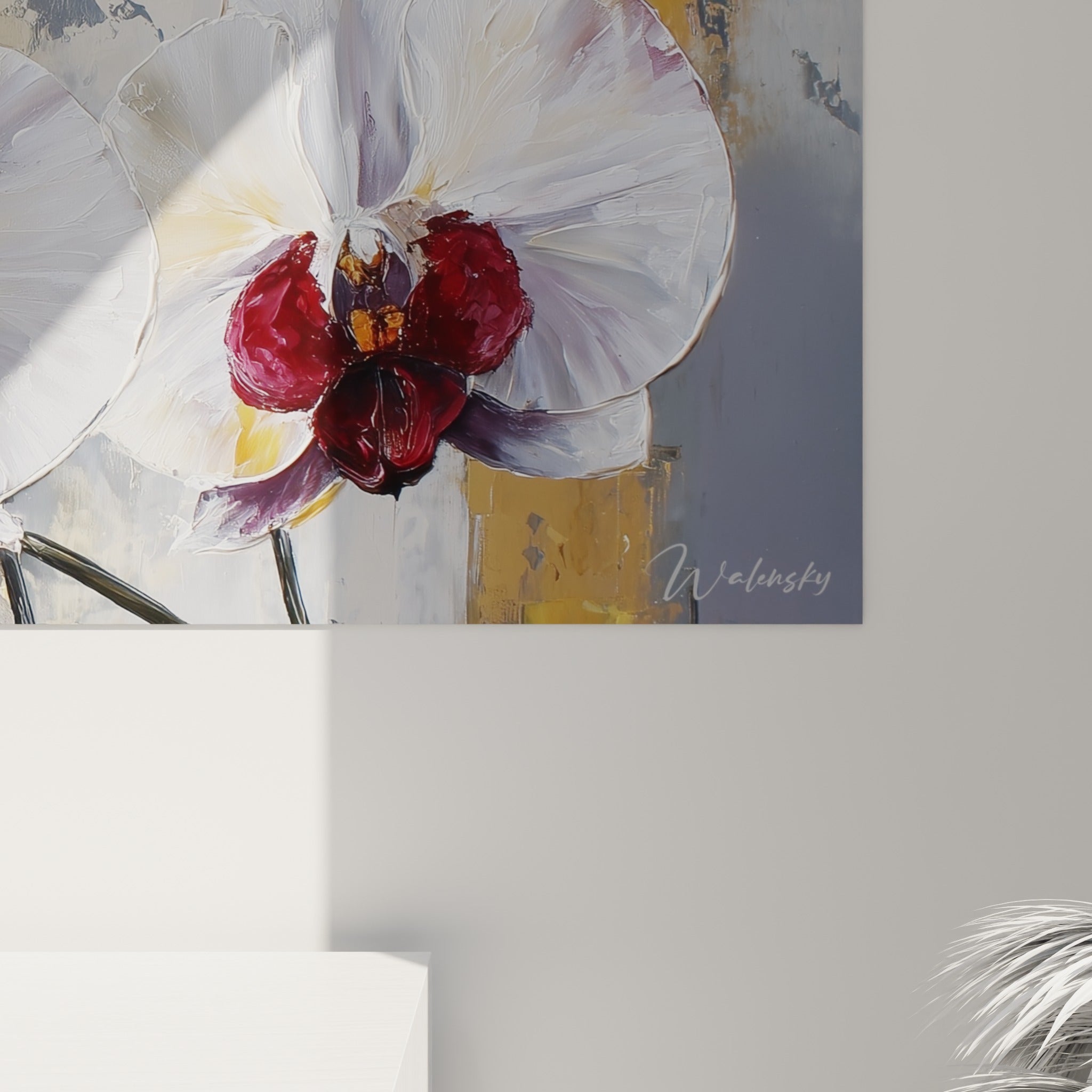 Empâtements blancs et coulures dorées sur les pétales d'orchidées, matière épaisse visible de près