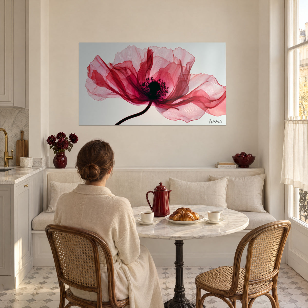 Quadro anemone rossa dai veli eterei, pistillo nero su sfondo grigio chiaro, in un angolo pranzo, donna di spalle e tazze