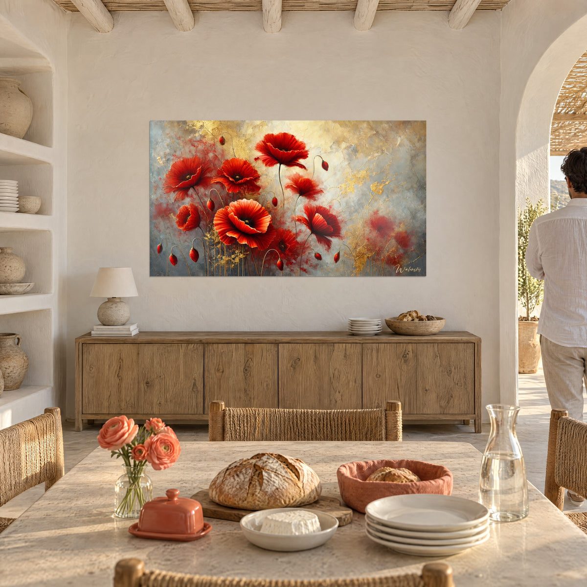 Schilderij met een passierode bloei op een crèmekleurige muur, zachte gouden glans, een silhouet van achteren loopt langs de eetkamer