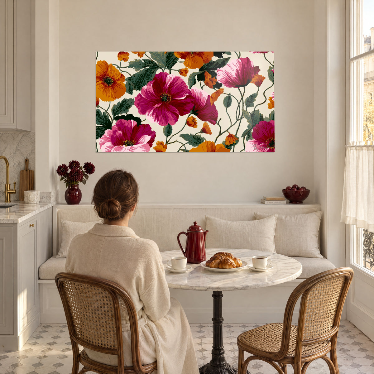 Schilderij wilde bloemen met grote pruimkleurige en oranje bloemen, lichtbeige achtergrond, tegenover een ronde tafel en een halvemaan