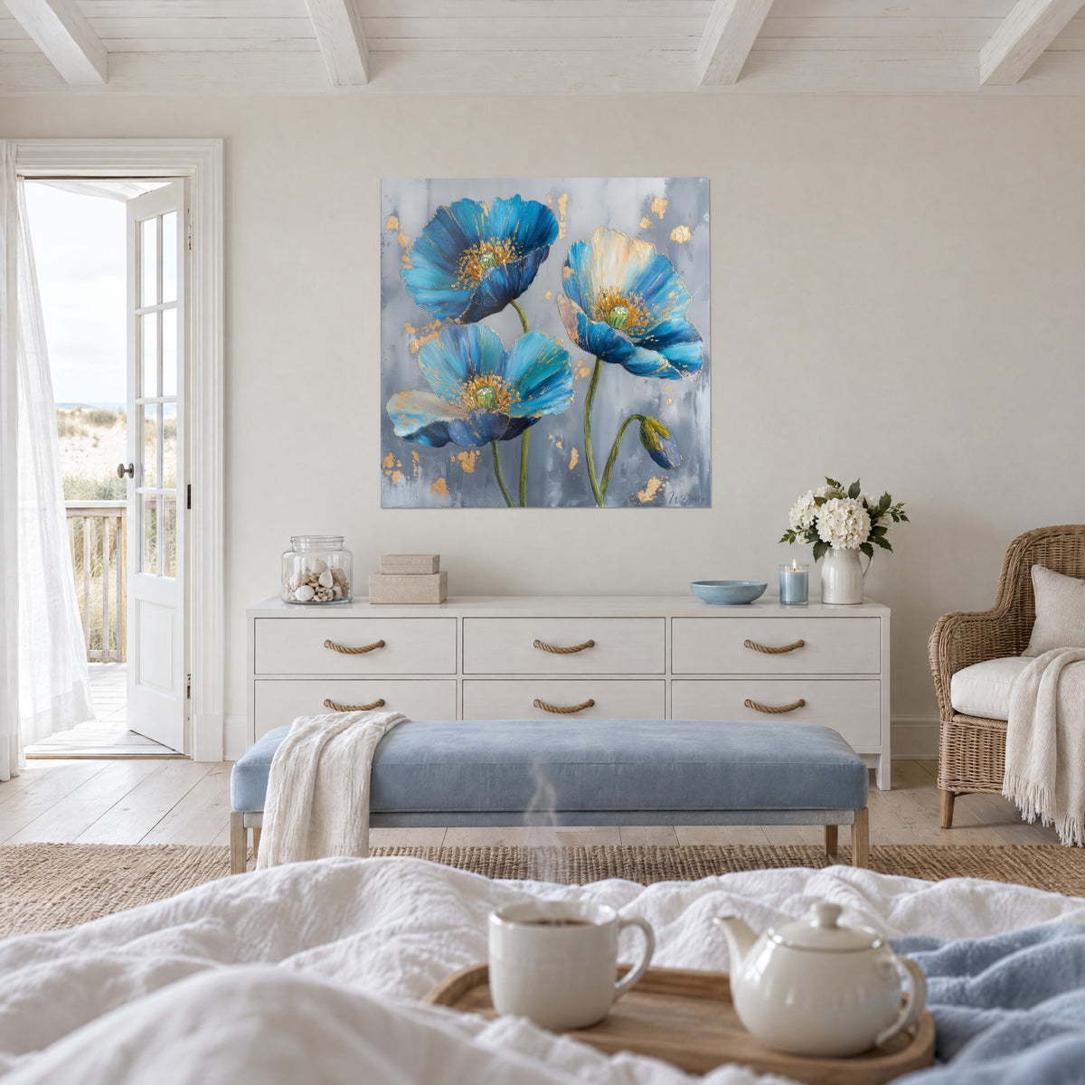 Schilderij van kobaltblauwe en turquoise bloemkroontjes met goudglitter, groene knopjes op een grijze achtergrond, boven een bed in een lichte slaapkamer gehangen