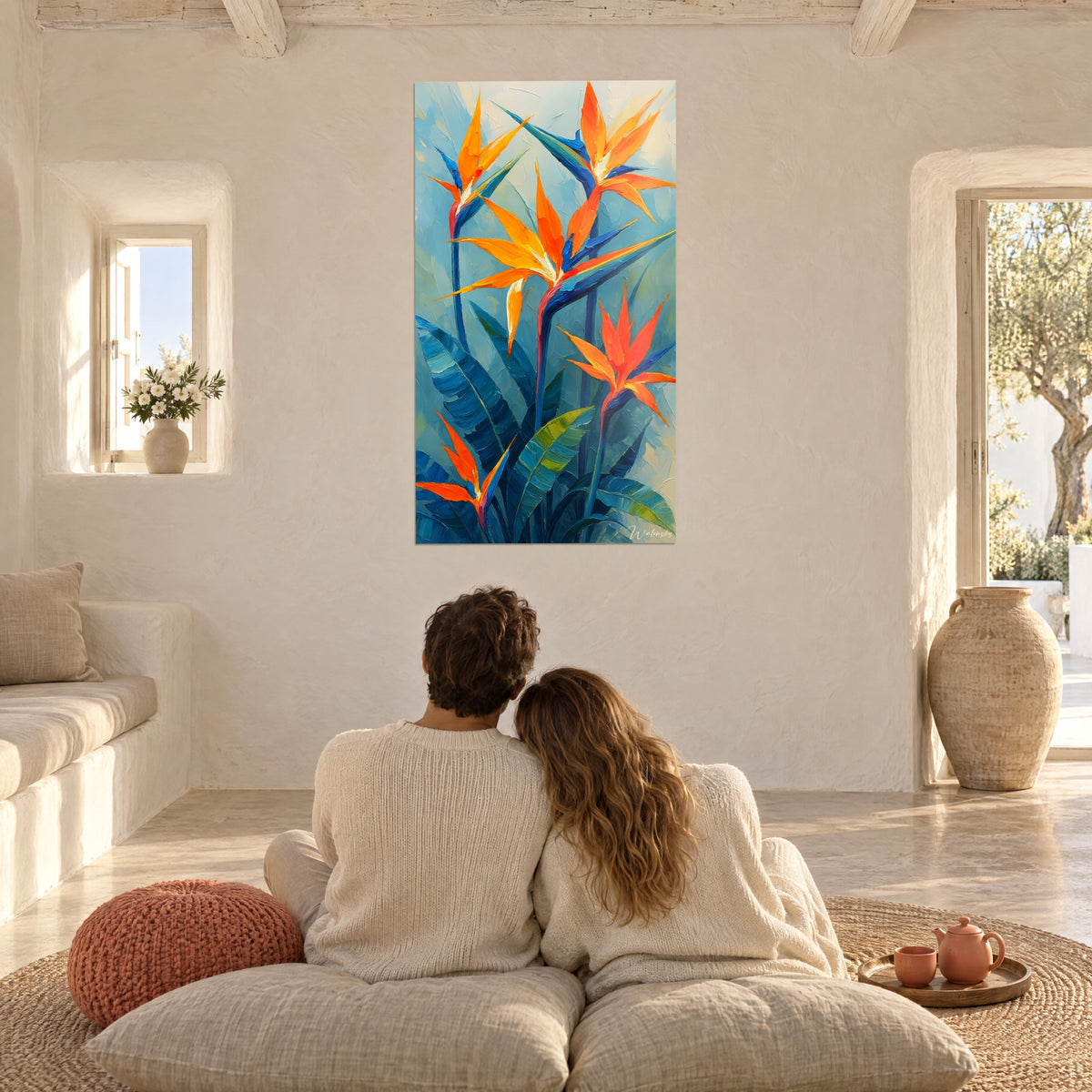 Schilderij met bloeiende jungle, oranje en nachtblauwe bloemblaadjes, omhelsd koppel van achteren op kussens, witte gewelfde salon