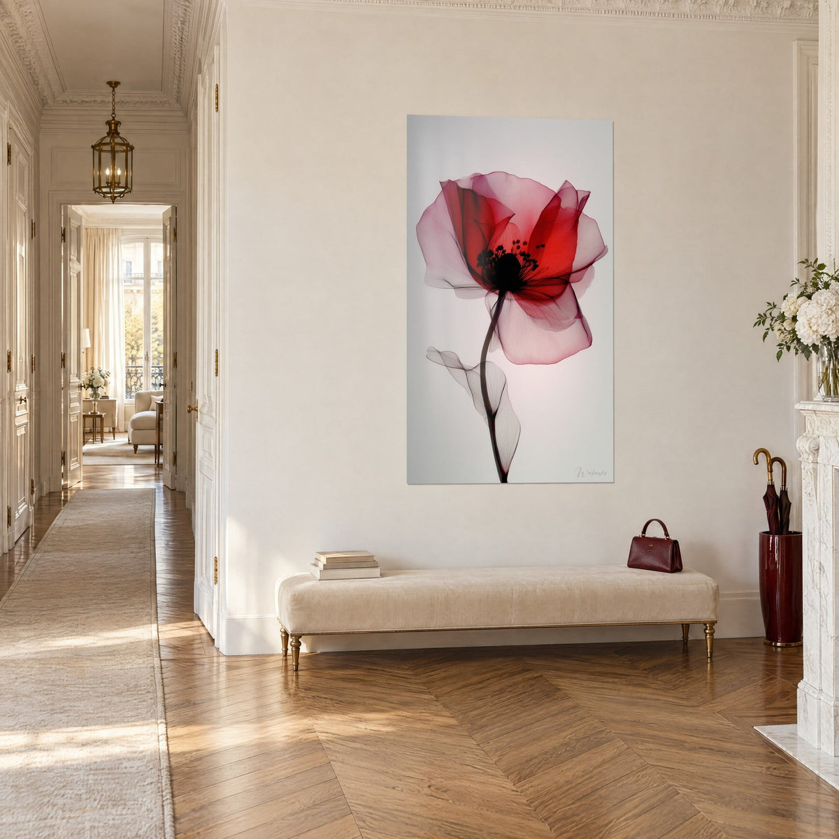 Tableau fleur rouge sang aux veinures fines, corolle diaphane et tige noire sur gris perle, dans un couloir haussmannien parqueté