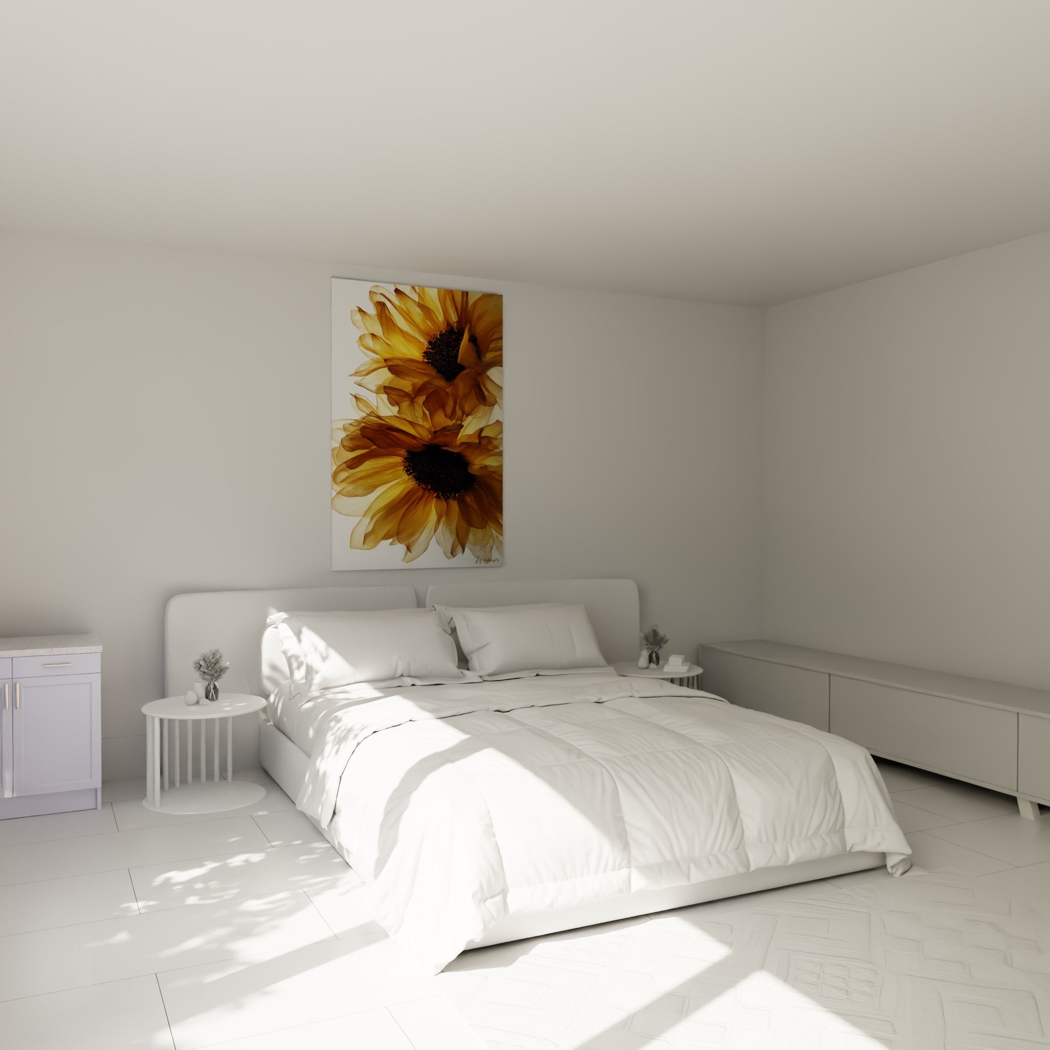 Fleurs dorées aux pétales transparents et cœurs bruns, accrochées au-dessus d'un lit dans une chambre claire