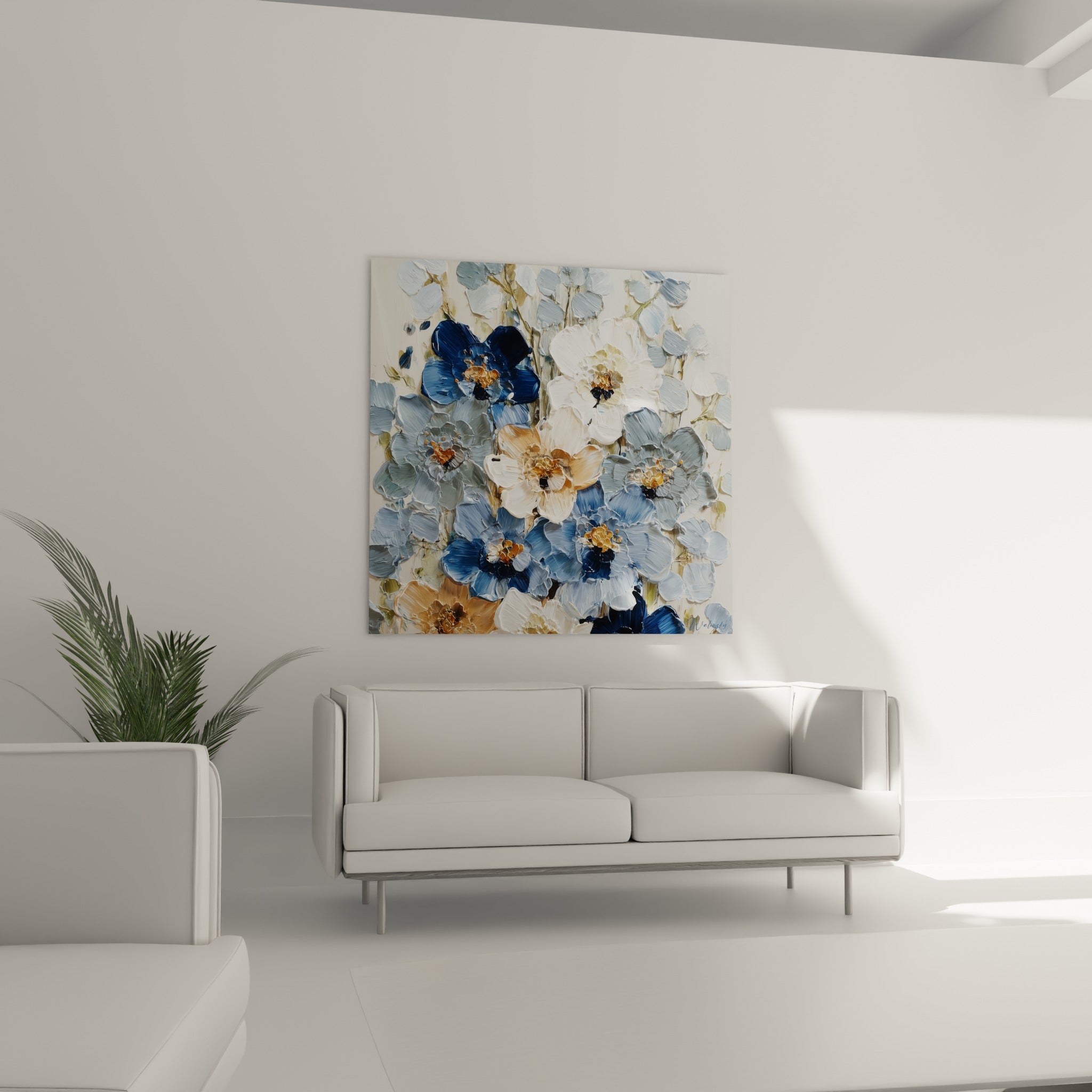 Pétales blancs et bleu marine texturés au couteau, accrochés au-dessus d'un canapé dans un salon lumineux