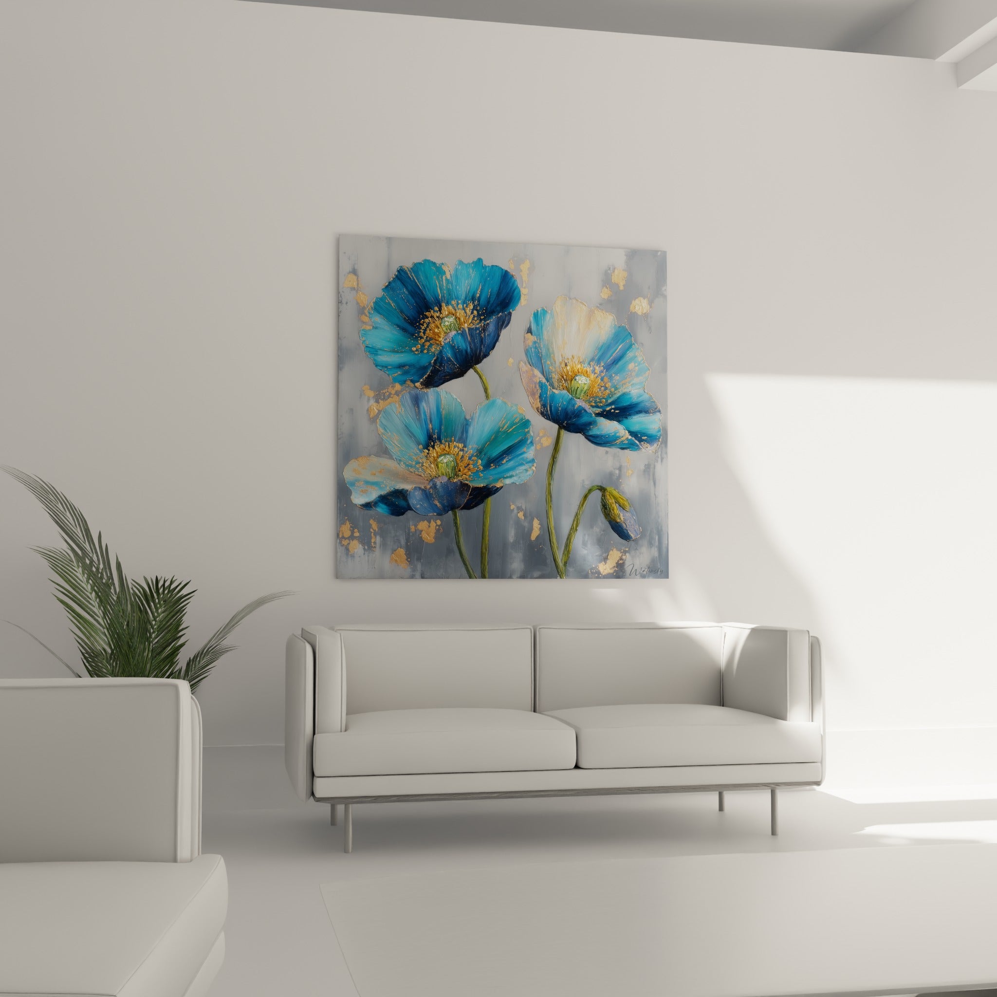 Pétales bleu profond et éclats dorés d'une composition florale, au-dessus d'un canapé dans un salon lumineux