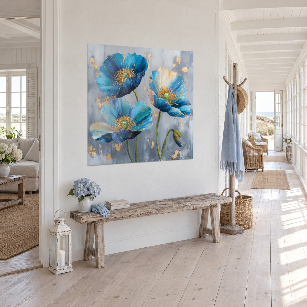 Schilderij van drie klaprozen in azuur en marineblauw met gouden glans, slanke groene stengels, wolkengrijze achtergrond, aan een witte muur aan het einde van een gang
