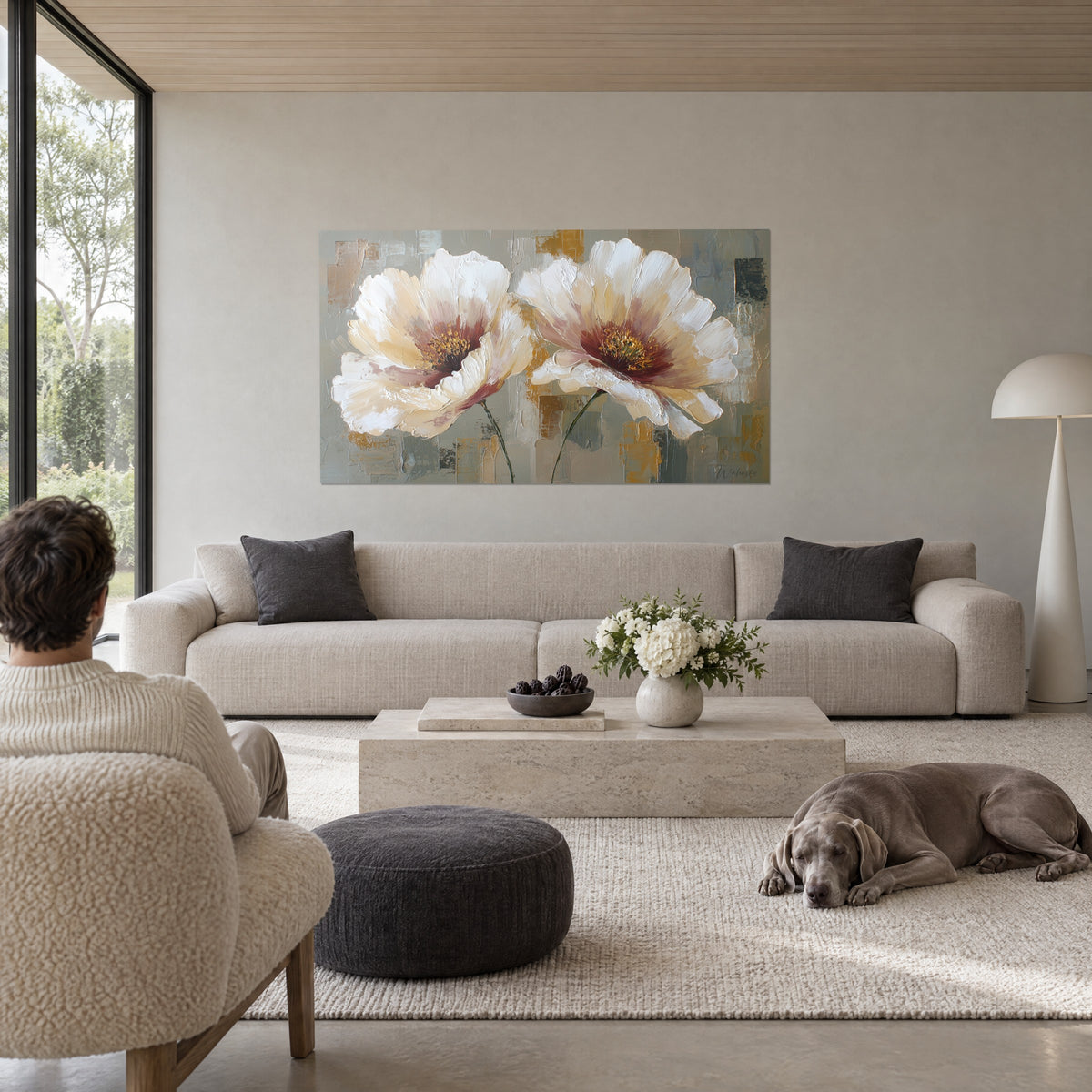 Tableau coquelicots blancs aux cœurs bordeaux et safran, empâtements au couteau sur fond gris-vert, au-dessus d'un canapé dans un salon lumineux