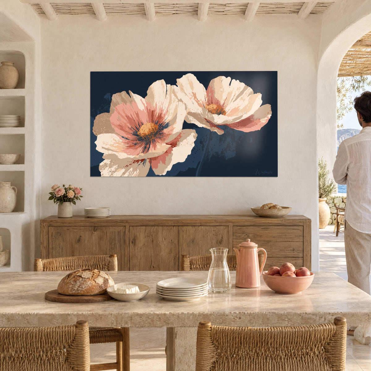 Schilderij parelmoerkleurige anemonen met verfrommelde roze blaadjes op nachtblauwe achtergrond, in een lichte eetkamer, een man met zijn rug naar de kijker