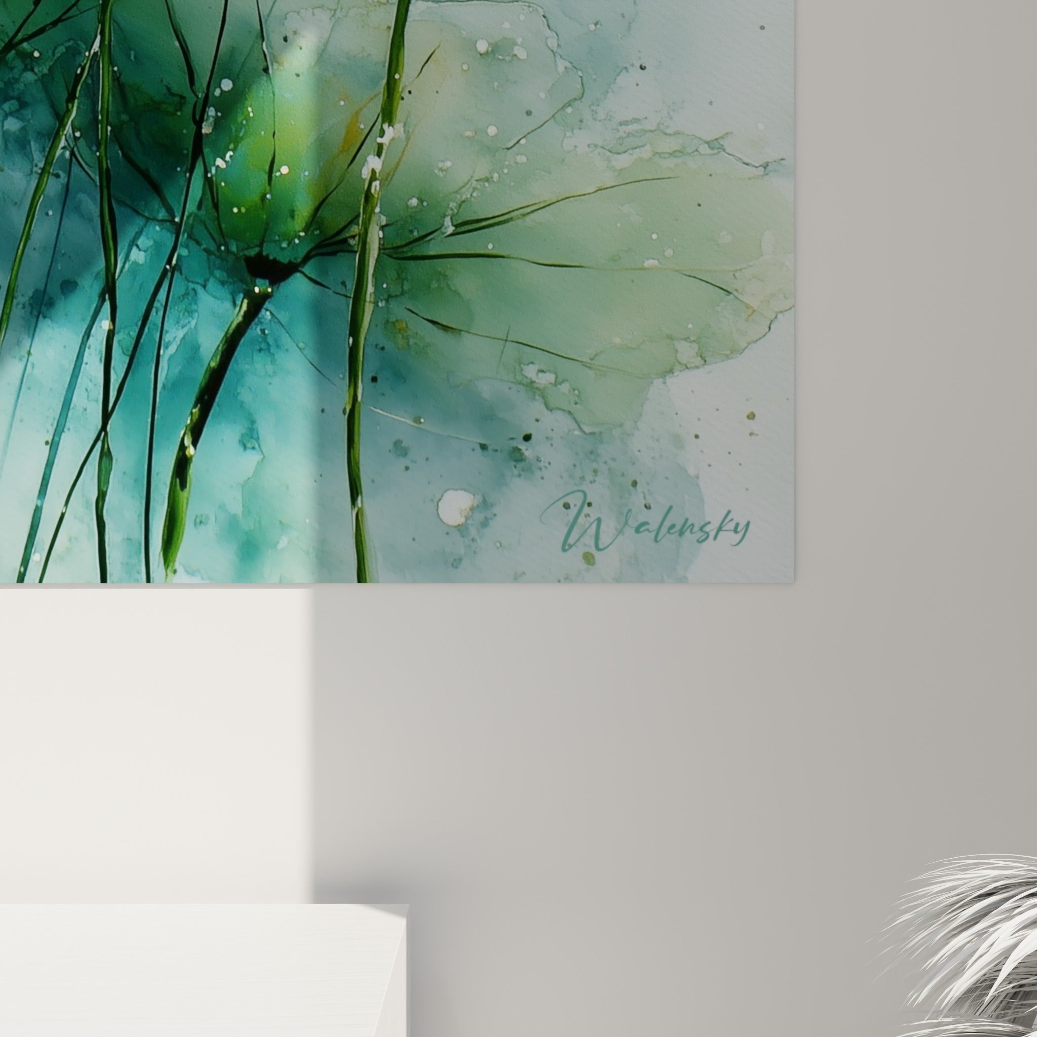 Détail des coulures dorées et des pétales blancs texturés à l'aquarelle sur fond vert d'eau