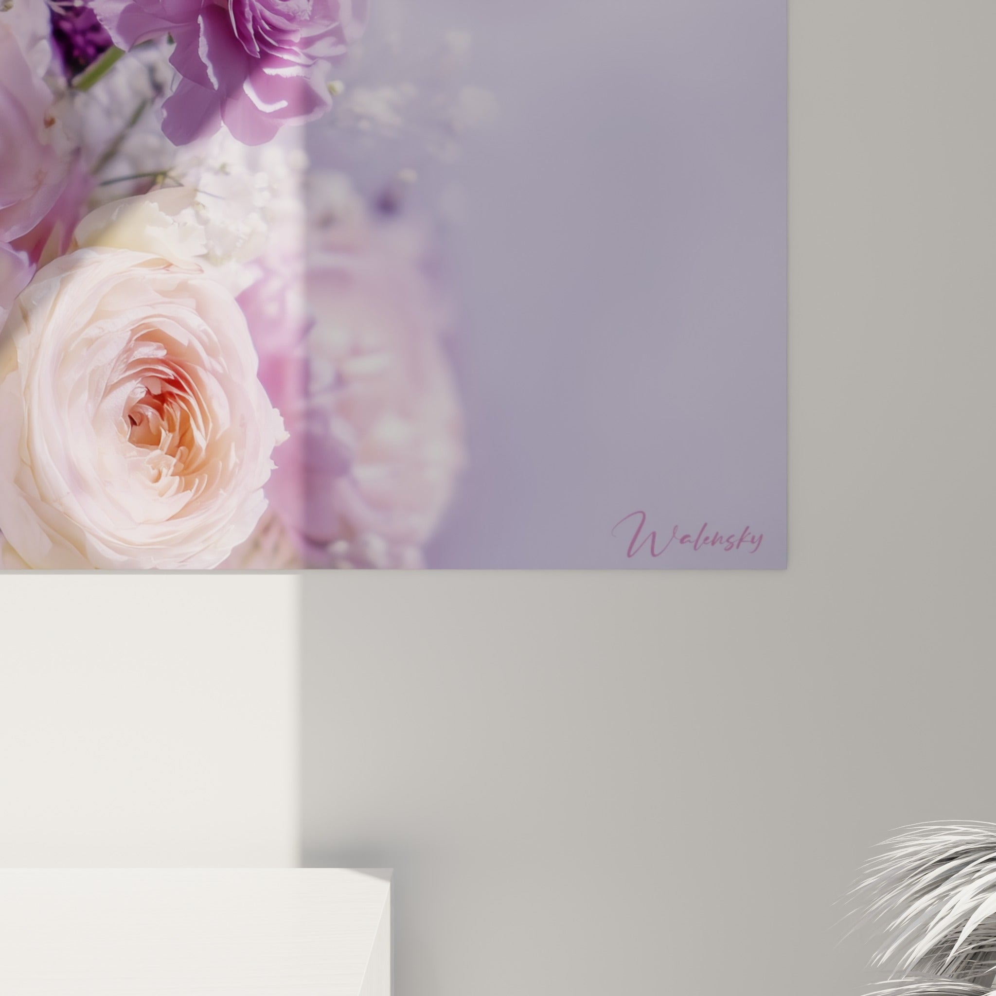Pétales de roses roses et violettes, grain fin de l'impression et lumière nacrée sur ce tableau fleur nature