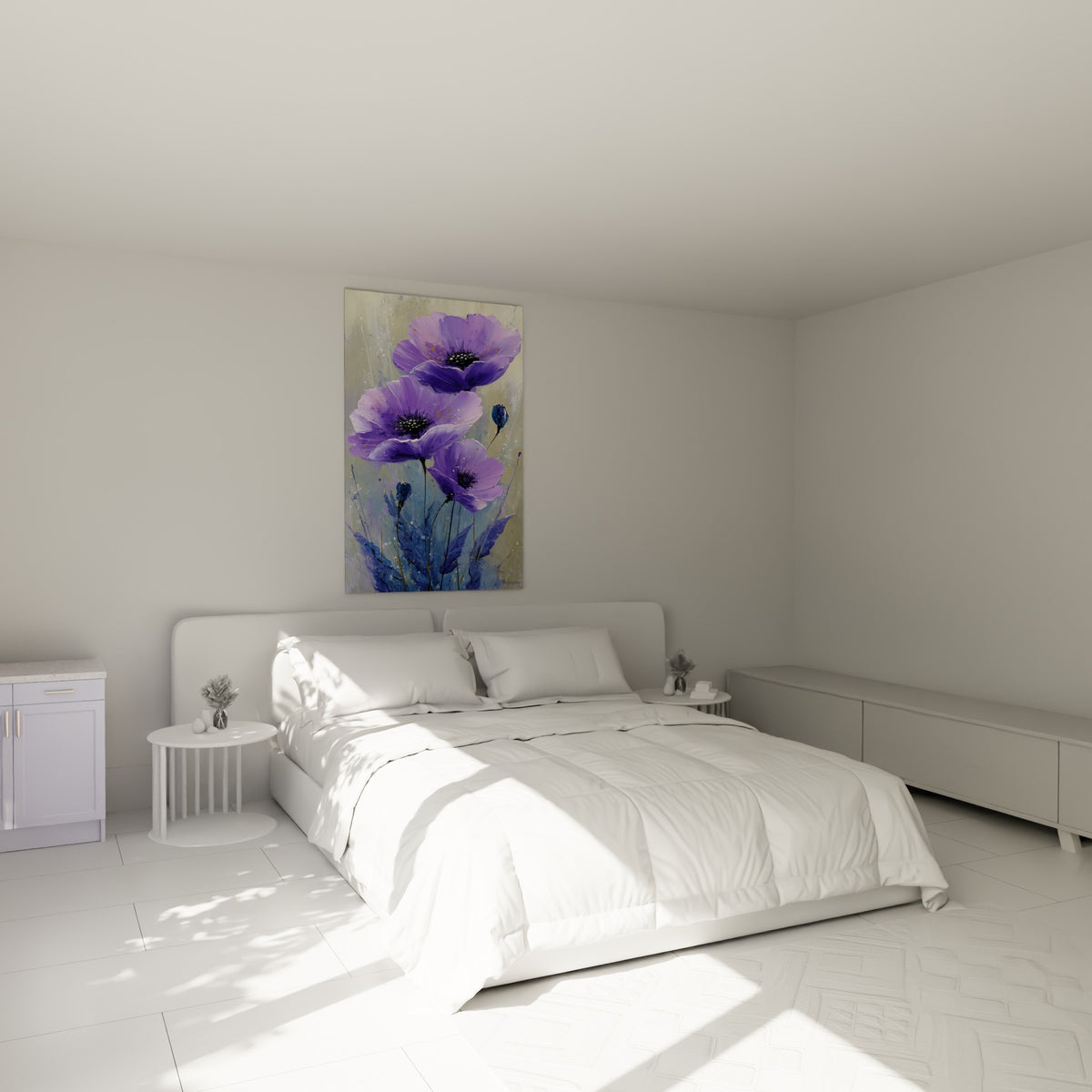 Fleurs violettes et pétales lavande peintes, au-dessus d'un lit dans une chambre claire