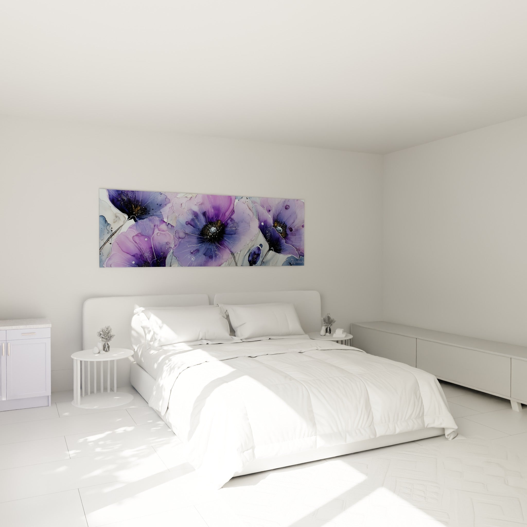 Fleurs violettes et mauves aux étamines dorées surplombant un lit dans une chambre claire