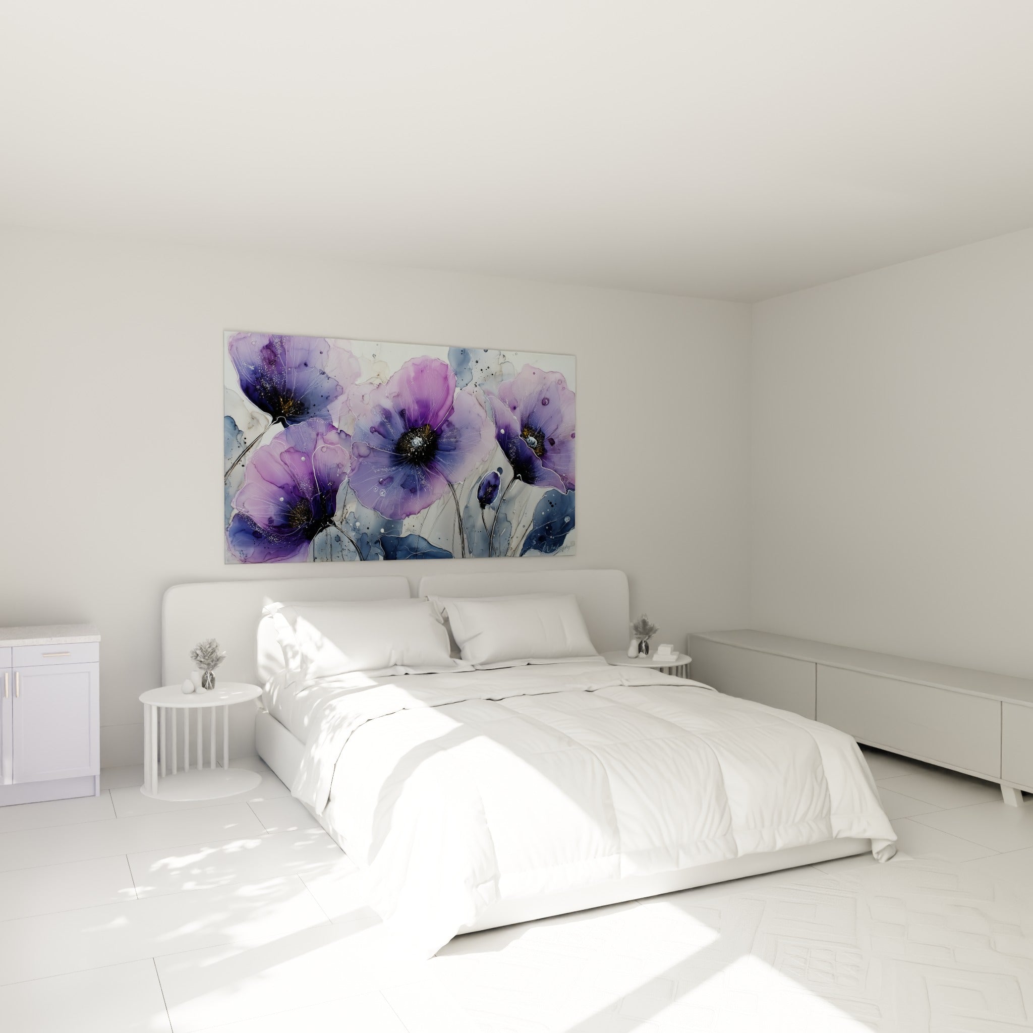 Fleurs violettes et mauves aux nervures blanches accrochées au-dessus d'un lit dans une chambre claire
