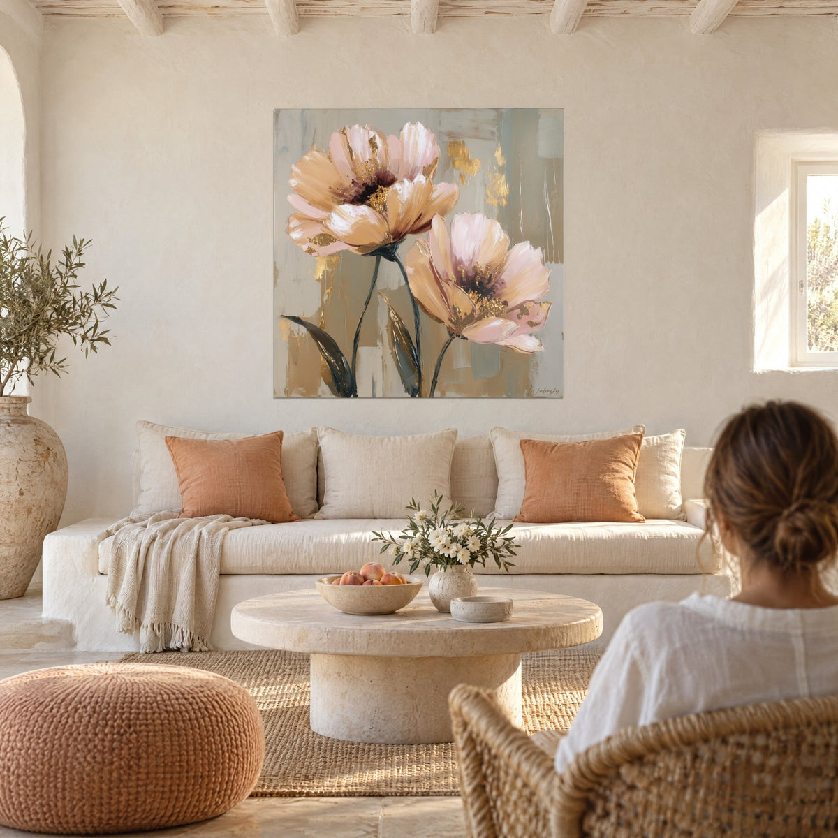 Gemälde Mohnblumen in Puderrosa mit Goldglanz auf taupefarbenem Grund, eine Frau von hinten, über einem Sofa in einem hellen Wohnzimmer