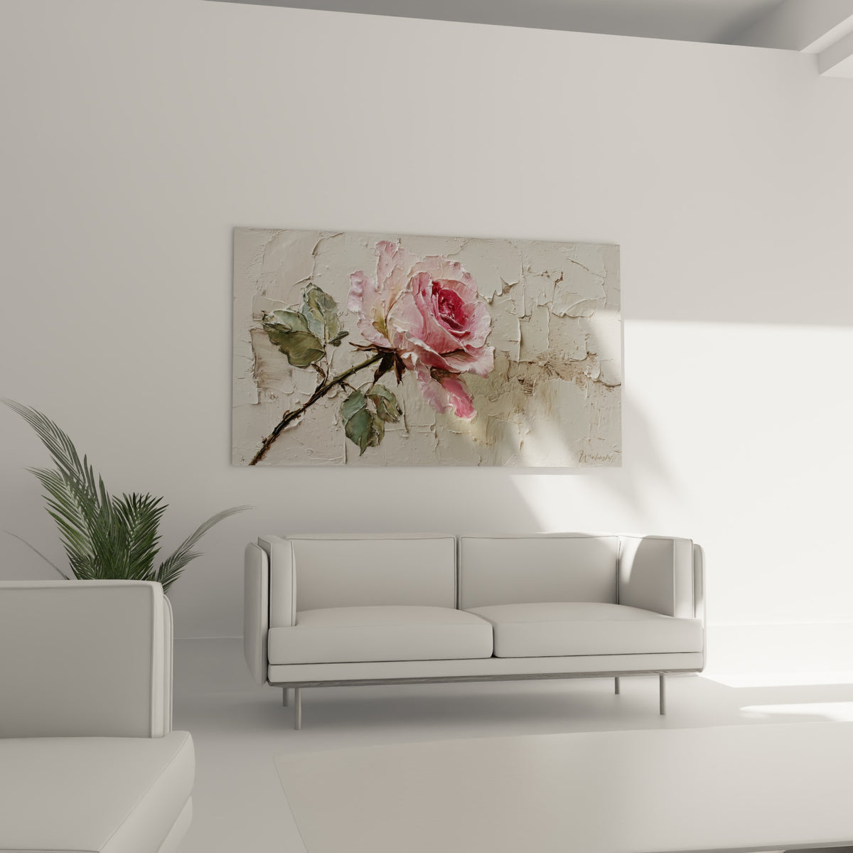 Fleur rosée aux reflets blancs et tige brune, disposée au-dessus d'un canapé dans un salon lumineux