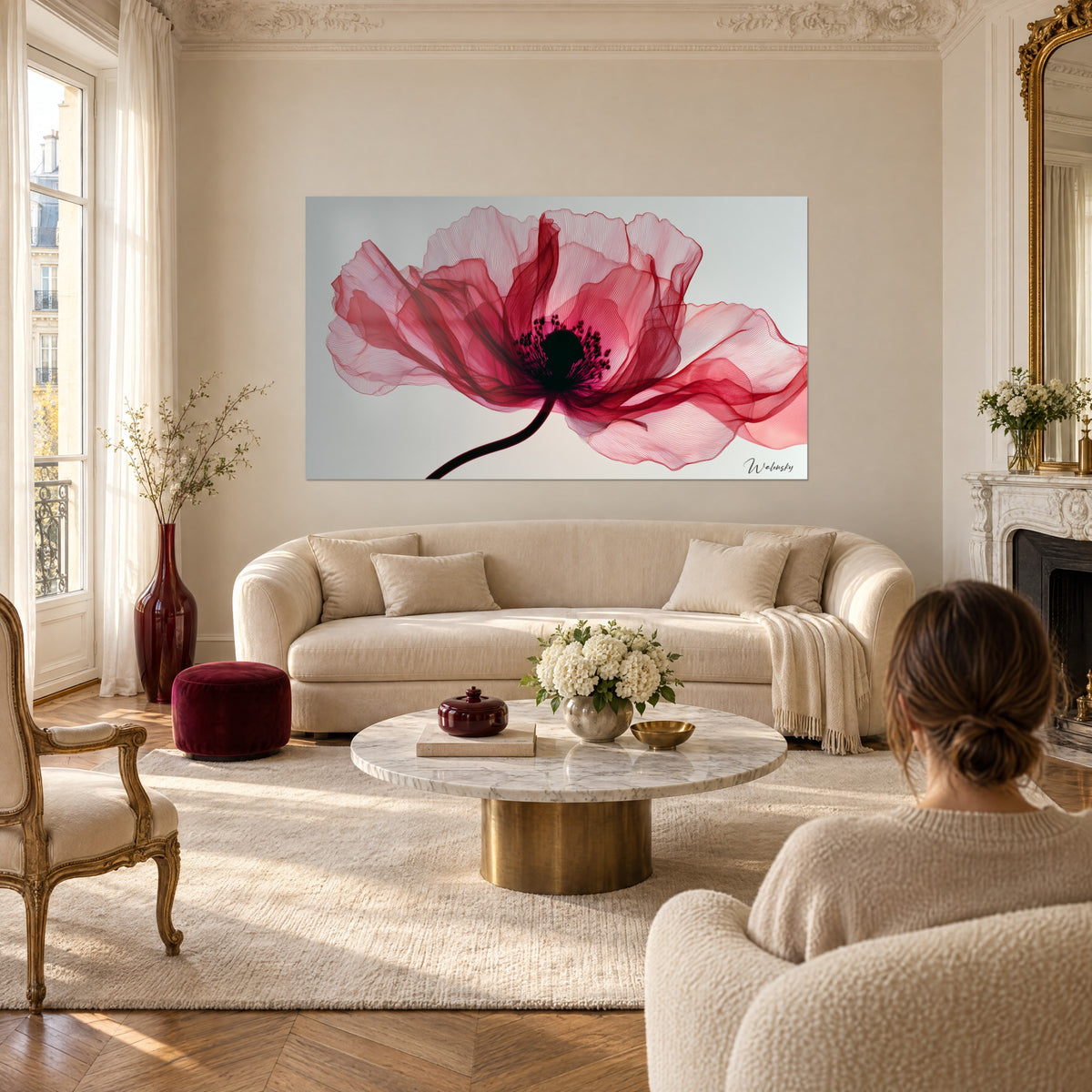 Quadro papavero con petali di velo rosso carminio e grigio perla, cuore nero, donna di spalle, sopra un divano in un soggiorno luminoso