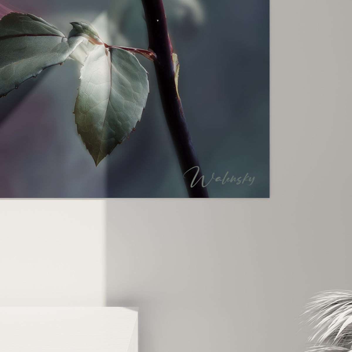 Détail des pétales veloutés rouge et violet où la fumée rose se mêle aux reflets gris anthracite de l'impression
