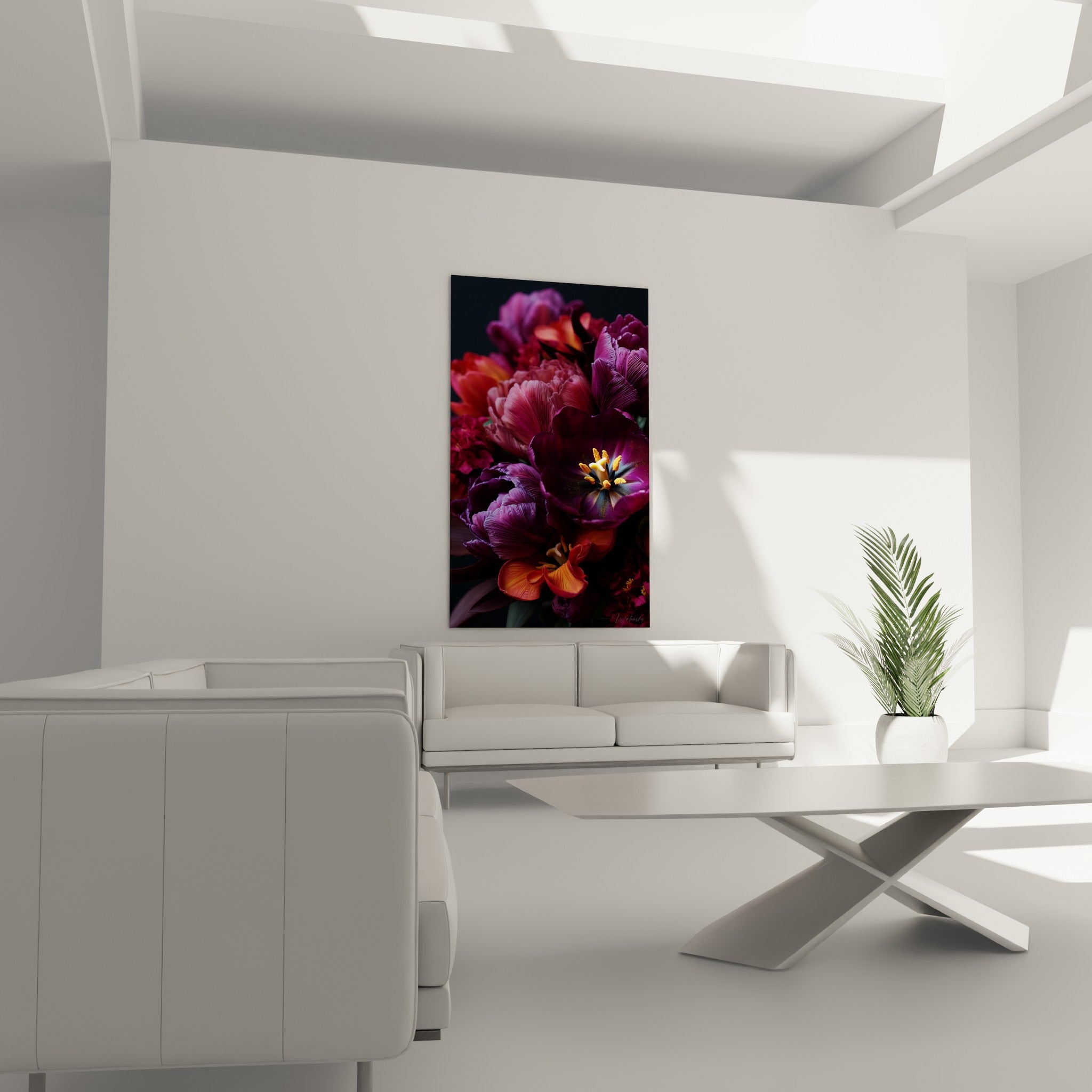 Fleurs violettes aux cœurs orangés éclatants au-dessus d'un canapé dans un salon lumineux