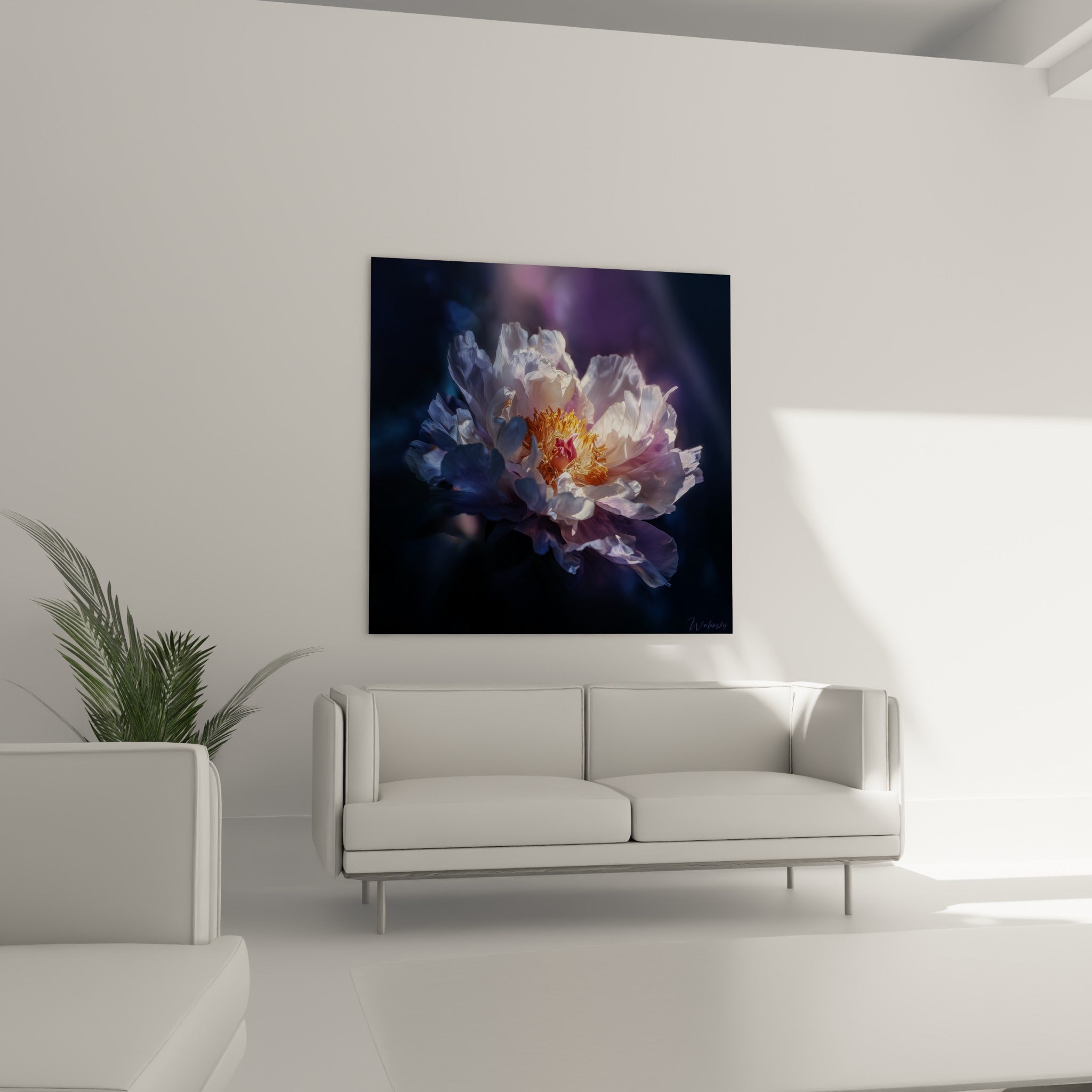 Pétales nacrés et cœur jaune vif de la pivoine, tableau accroché au-dessus d'un canapé dans un salon lumineux