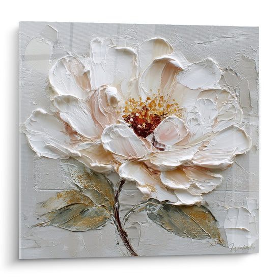 Pivoine blanche au cœur doré, pétales texturés en relief sur fond gris clair, style peinture sculptée