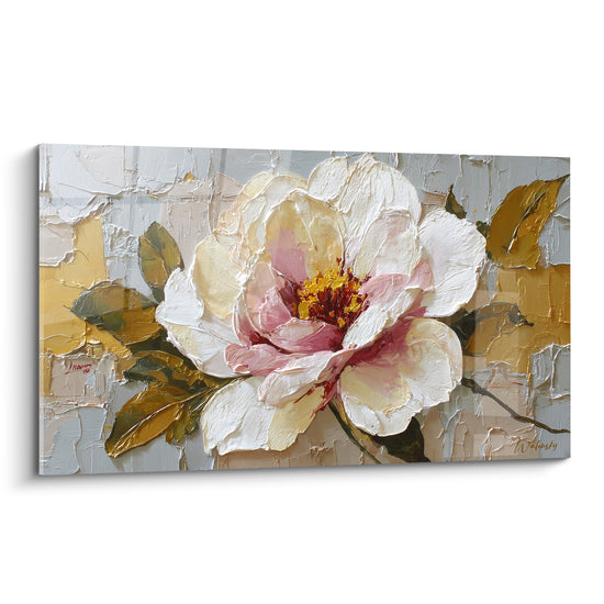 Pivoine blanche aux pétales texturés et cœur rose doré, peinture au couteau sur fond gris et or