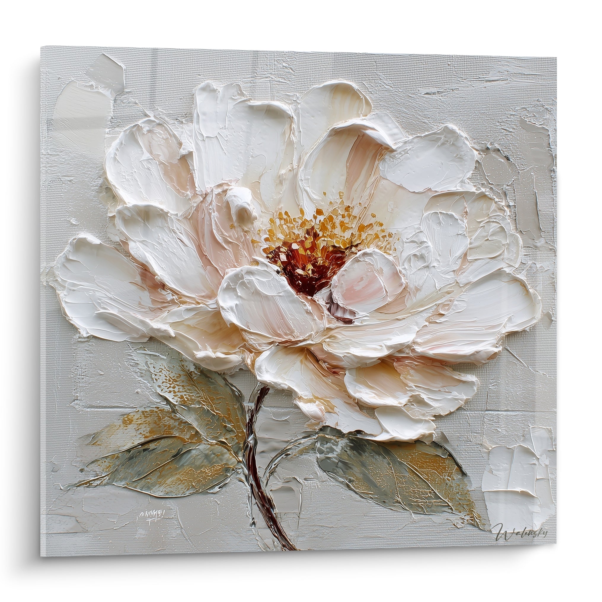 Pivoine blanche et dorée aux pétales sculptés en relief sur fond gris texturé