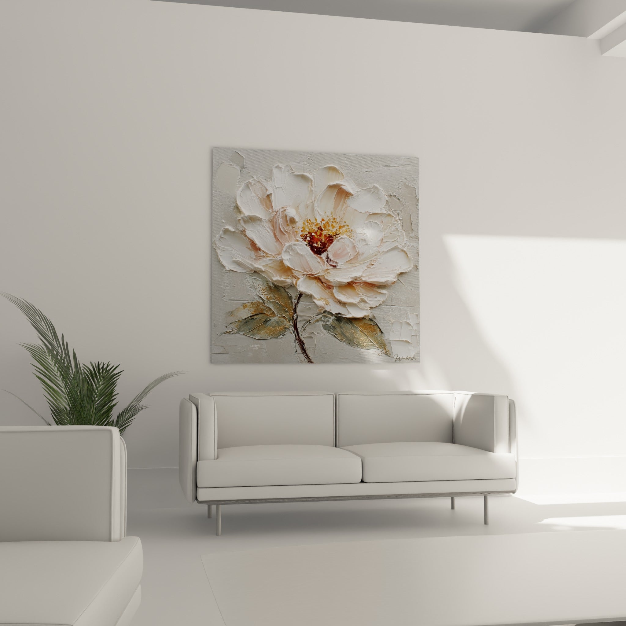Pétales blancs et cœur doré de la pivoine au-dessus d'un canapé dans un salon lumineux
